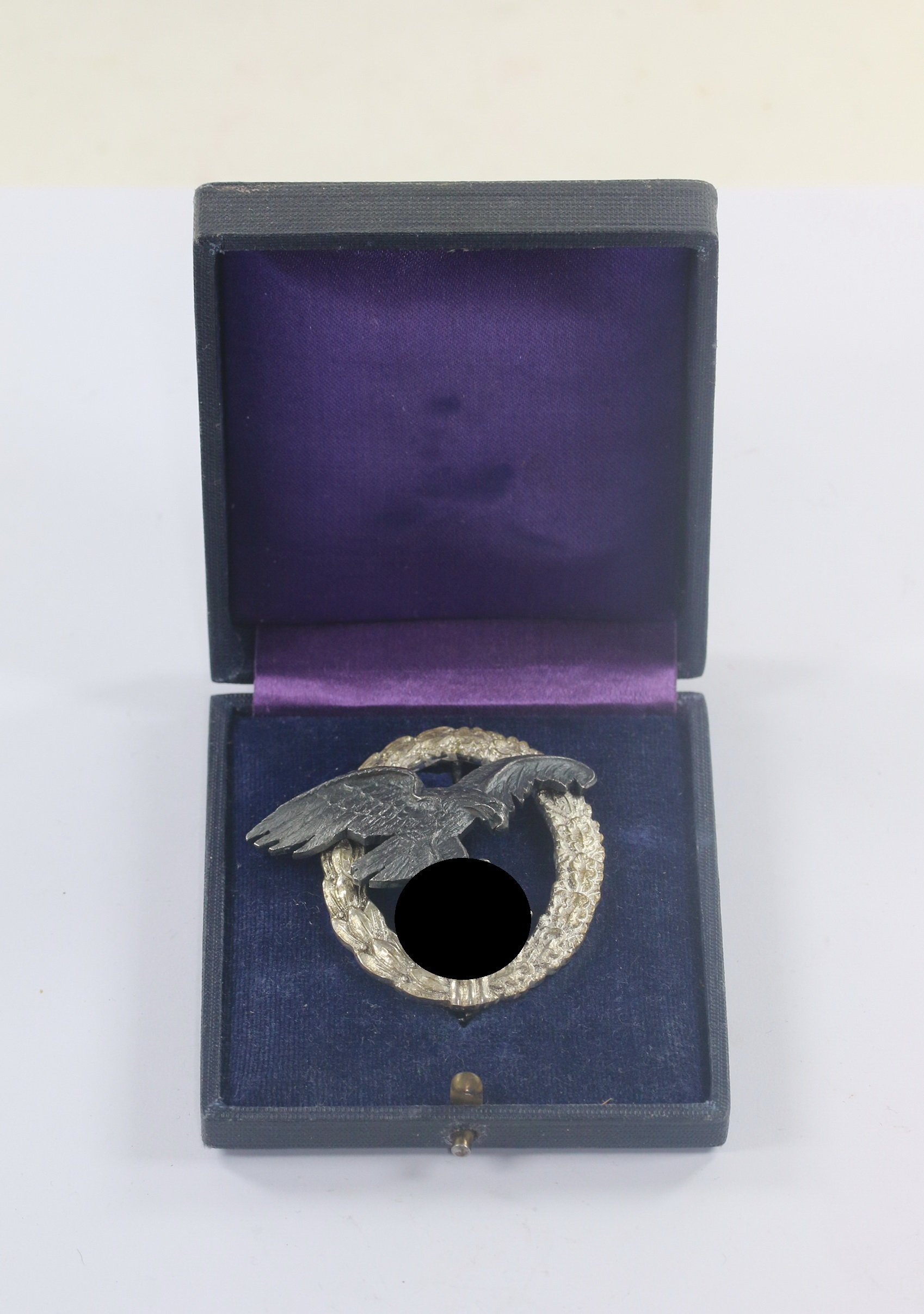 Beobachterabzeichen der Luftwaffe, Hst. C.E. Juncker BerlinSW, 1. Modell (J.1), im frühe Etui Beobachterabz (1) Beobachterabzeichen der Luftwaffe, Hst. C.E. Juncker BerlinSW, 1. Modell (J.1), im frühen Etui Beobachterabz. – Bild 1