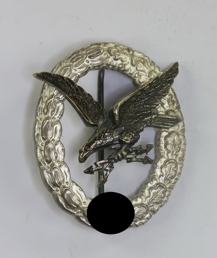 Luftwaffe, Fliegerschützenabzeichen mit Blitzbündel, Hst. A (Assmann & Sohn, Lüdenscheid) (1) Luftwaffe, Fliegerschützenabzeichen mit Blitzbündel, Hst. A (Assmann & Sohn, Lüdenscheid) – Bild 1