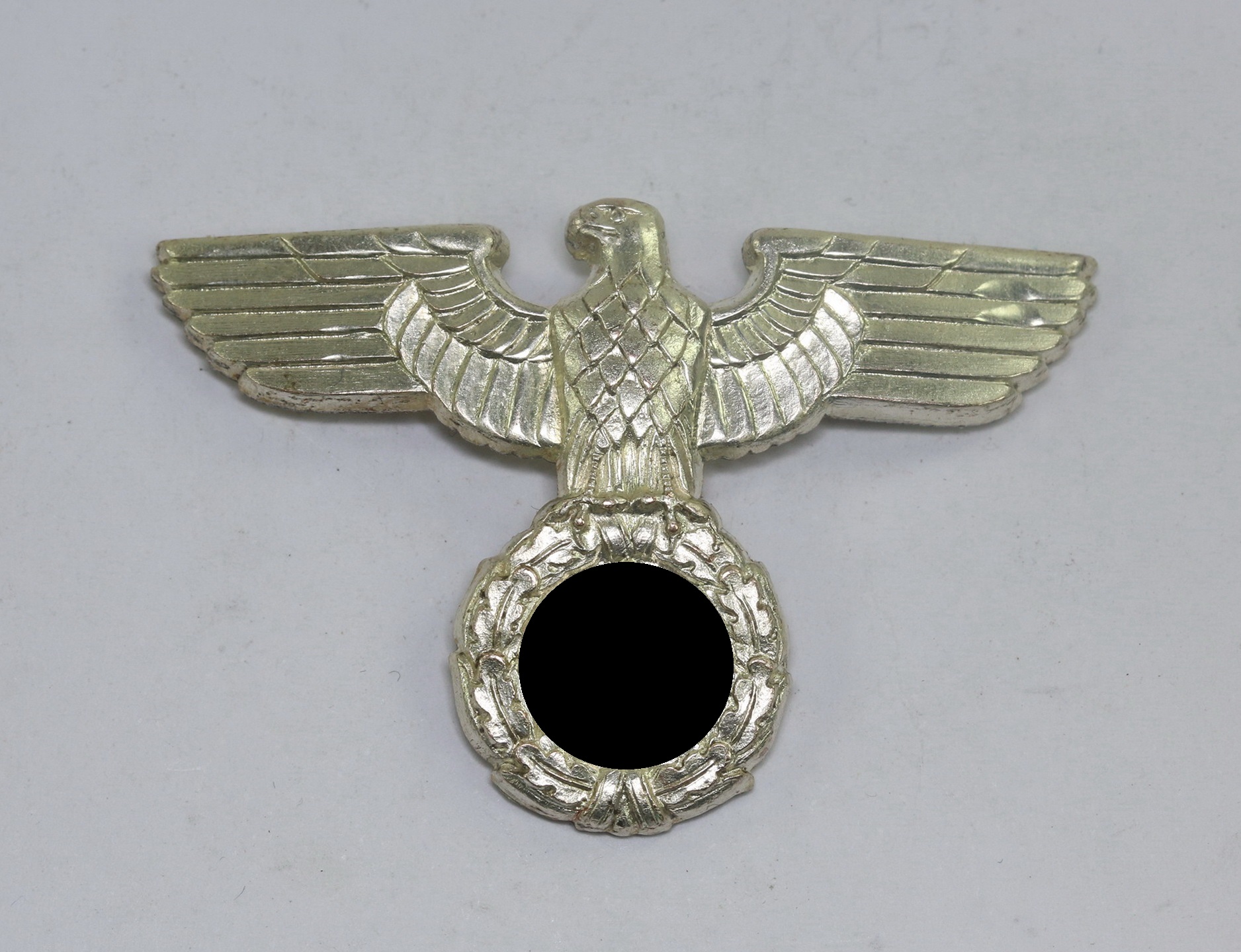 Mützenadler für Beamte, Hst. RZM 117 (K. F. Vogelsang & Co., Lüdenscheid) Cupal (!) (1) Mützenadler für Beamte. Hst.117 (K. F. Vogelsang & Co., Lüdenscheid) Cupal (!) – Bild 1