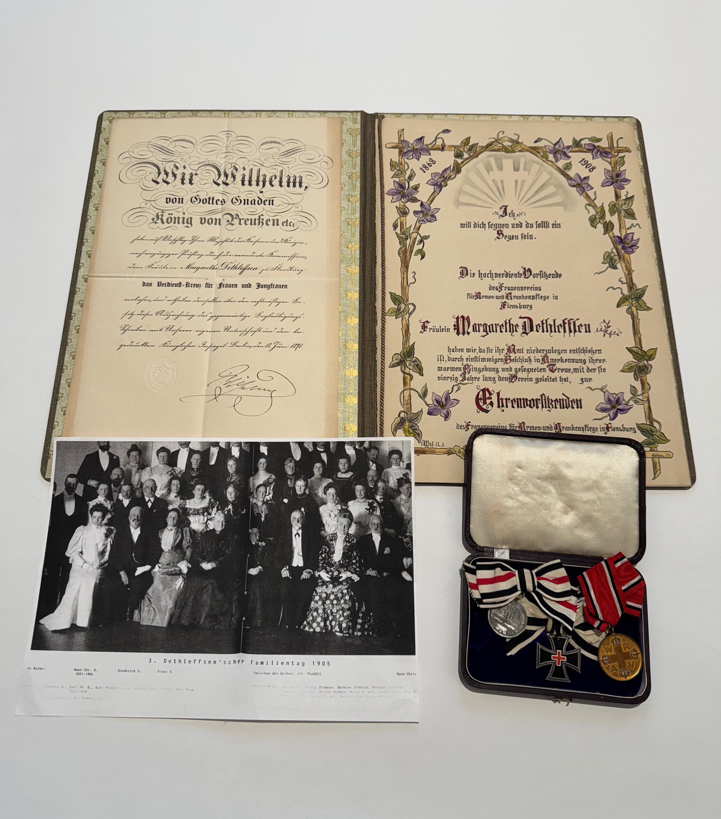Preußen, Nachlass Kreuz für Frauen und Jungfauen im Etui + Urkunde (1) Preußen, Nachlass Kreuz für Frauen und Jungfrauen im Etui + Urkunde – Bild 1