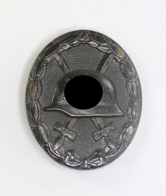 Verwundetenabzeichen in Schwarz 1939, Hst. 118 (A. Menz & Sohn, Wien), Buntmetall (!), auf der Nadel (1) Verwundetenabzeichen in Schwarz 1939, Hst. 118 (A. Menz & Sohn, Wien), Buntmetall (!), auf der Nadel – Bild 1