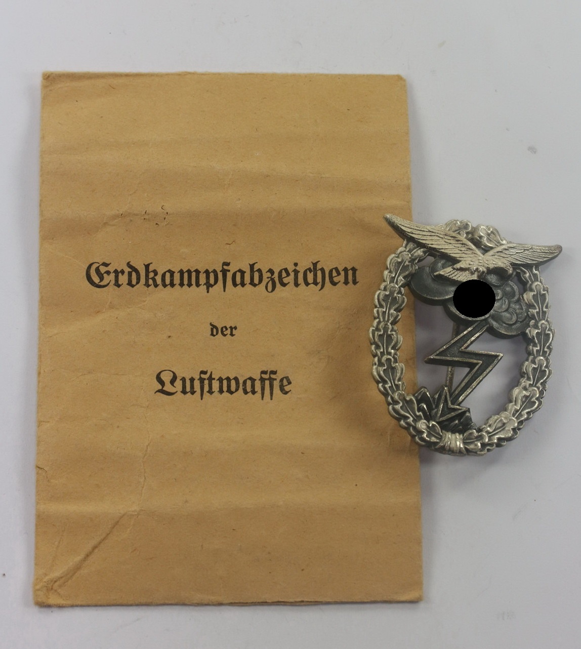 erdkampfabzeichen_der_luftwaffe_hst._g.h._osang_dresden_in_verleihungst_te_hortfund_1_ Erdkampfabzeichen der Luftwaffe, Hst. G.H. Osang Dresden, in Verleihungstüte, Hortfund (!) – Bild 1