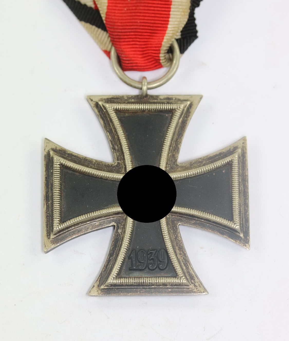 Eisernes Kreuz 2. Klasse 1939, Hst. 23 (Arbeitsgemeinschaft für Heeresbedarf in der Graveur & Ziselierinnung, Berlin) (1) Eisernes Kreuz 2. Klasse 1939, Hst. 23 (Arbeitsgemeinschaft für Heeresbedarf in der Graveur & Ziselierinnung, Berlin) – Bild 1