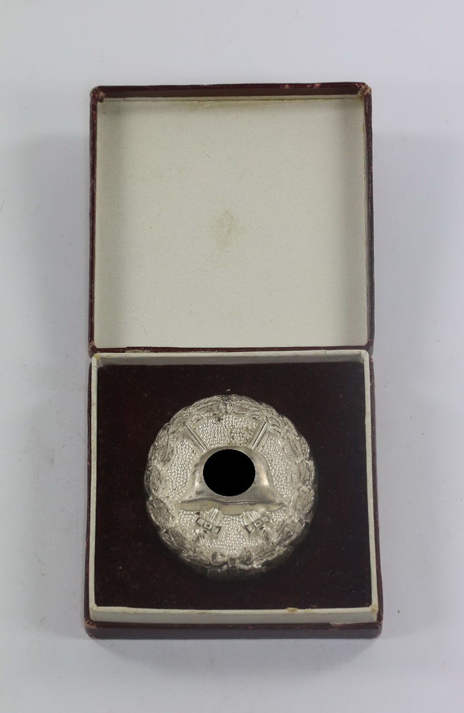 Verwundetenabzeichen in Silber 1939, 1. Form, hohl verbödet (!), im Etui (1) Verwundetenabzeichen in Silber 1939, 1. Form, hohl verbödet (!), im Etui – Bild 1