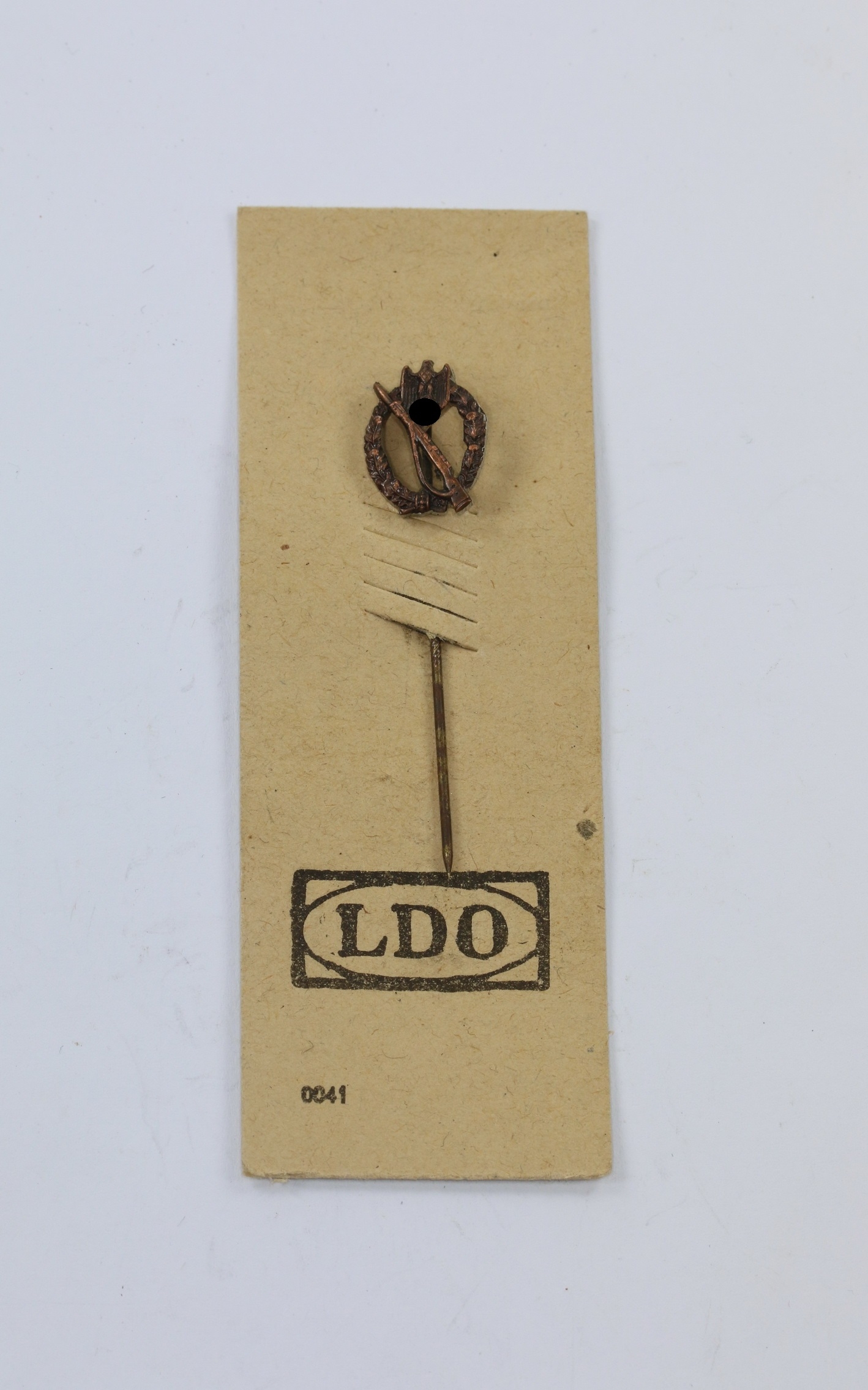 16mm Miniature Bronze Infantry Assault Badge (Cupal) on LDO Card. – Bild 1