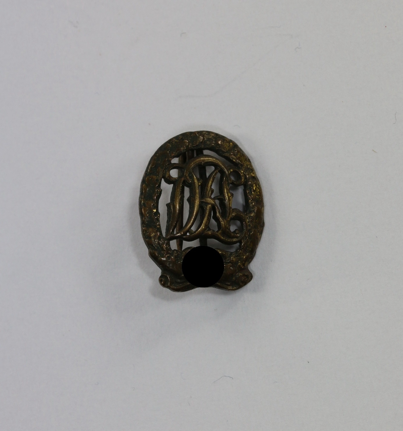 16_mm_miniatur_reichssportabzeichen_in_bronze_hst 16mm Bronze National Sport Badge. Maker Hensler. – Bild 1