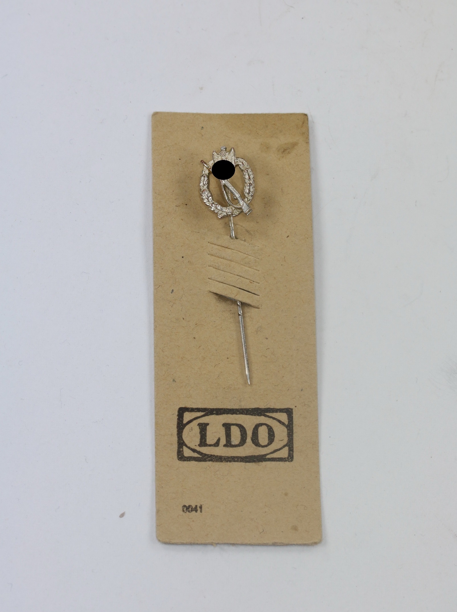 3 16mm Miniature Cupal Silver Infantry Assault Badge on LDO Card. – Bild 1