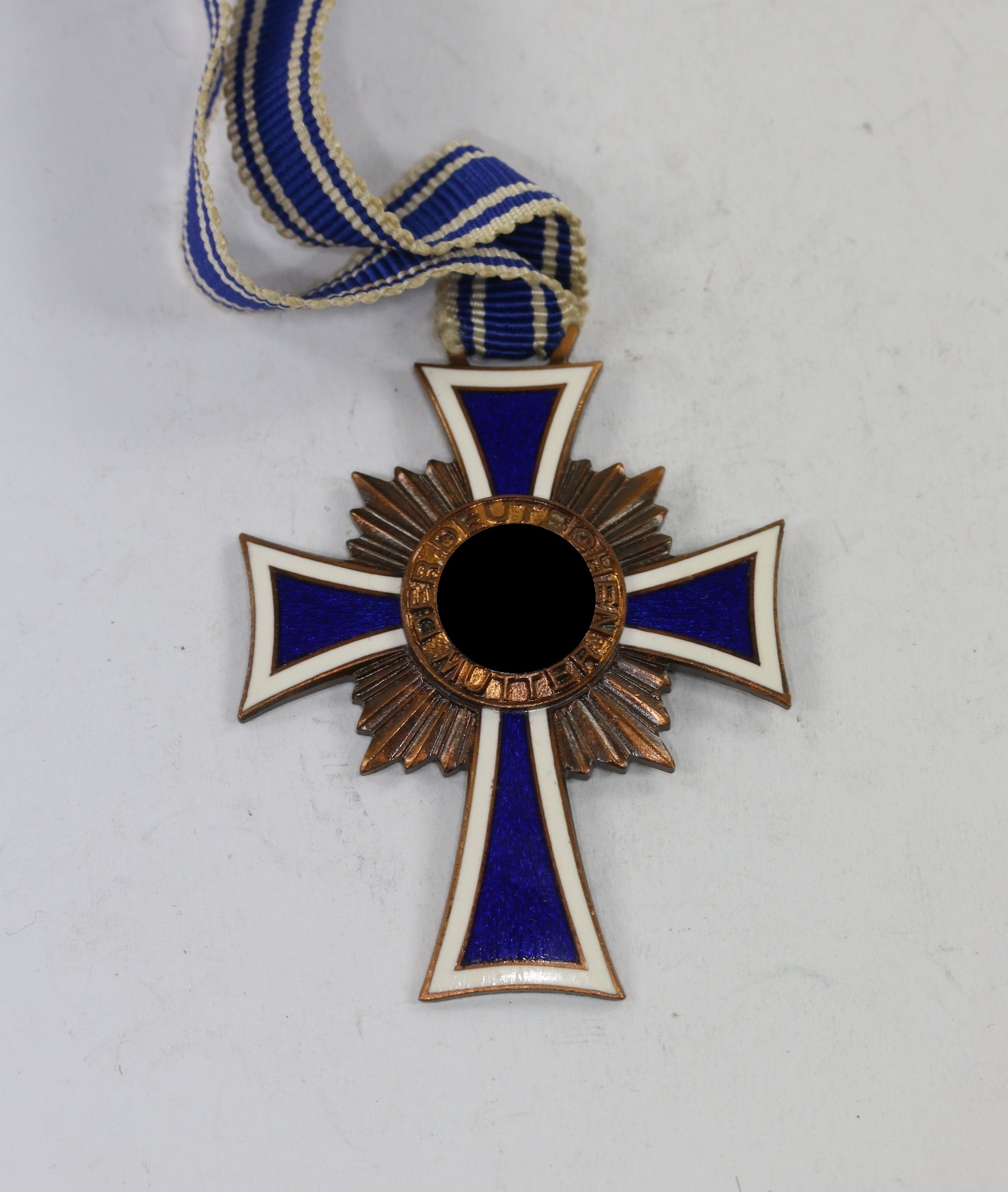 Mutterkreuz in Bronze, Der Deutschen Mutter – Bild 1