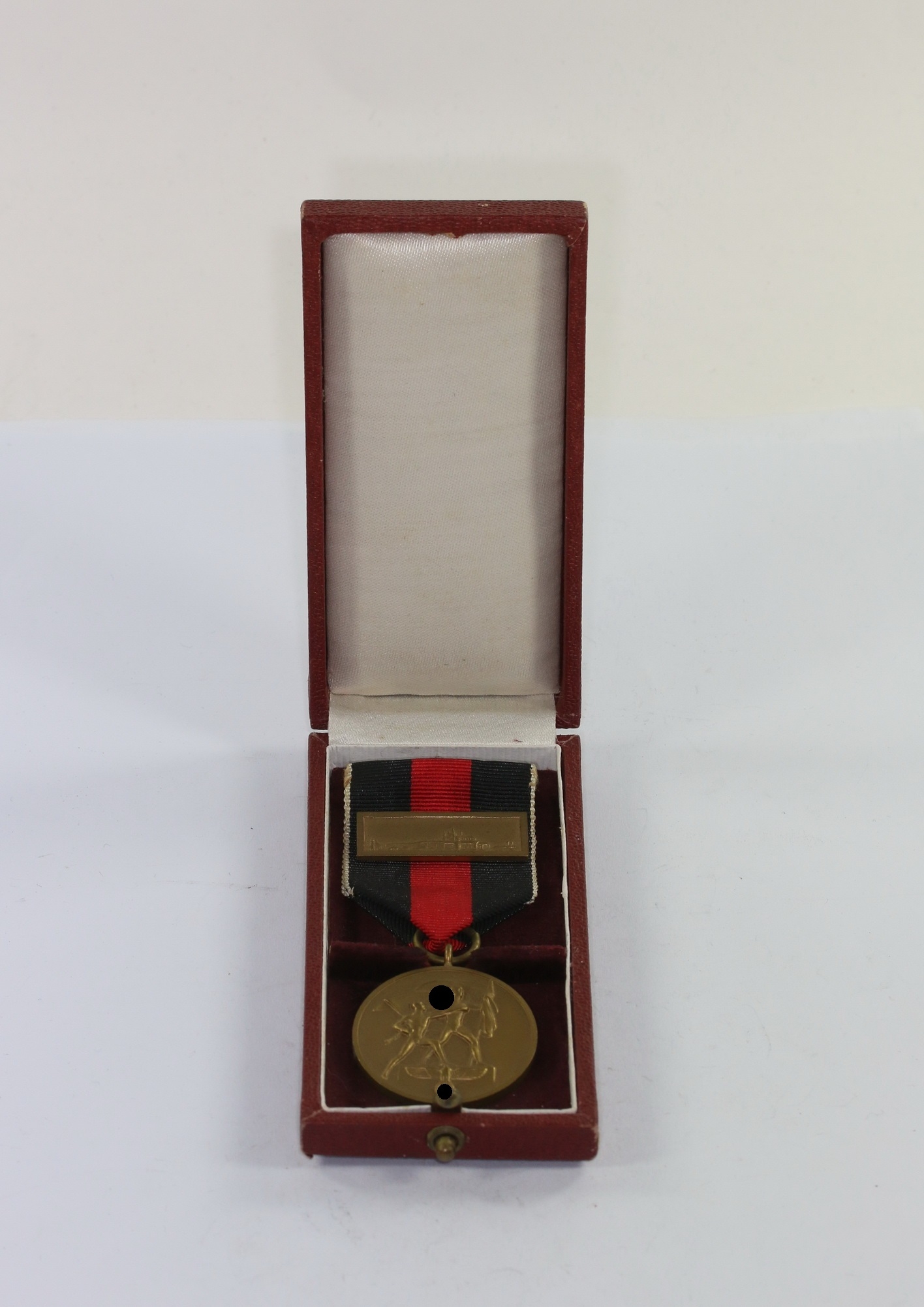 Anschlußmedaille Sudetenland (1. Oktober 1938), mit Spange Pragerburg, im Etui – Bild 1