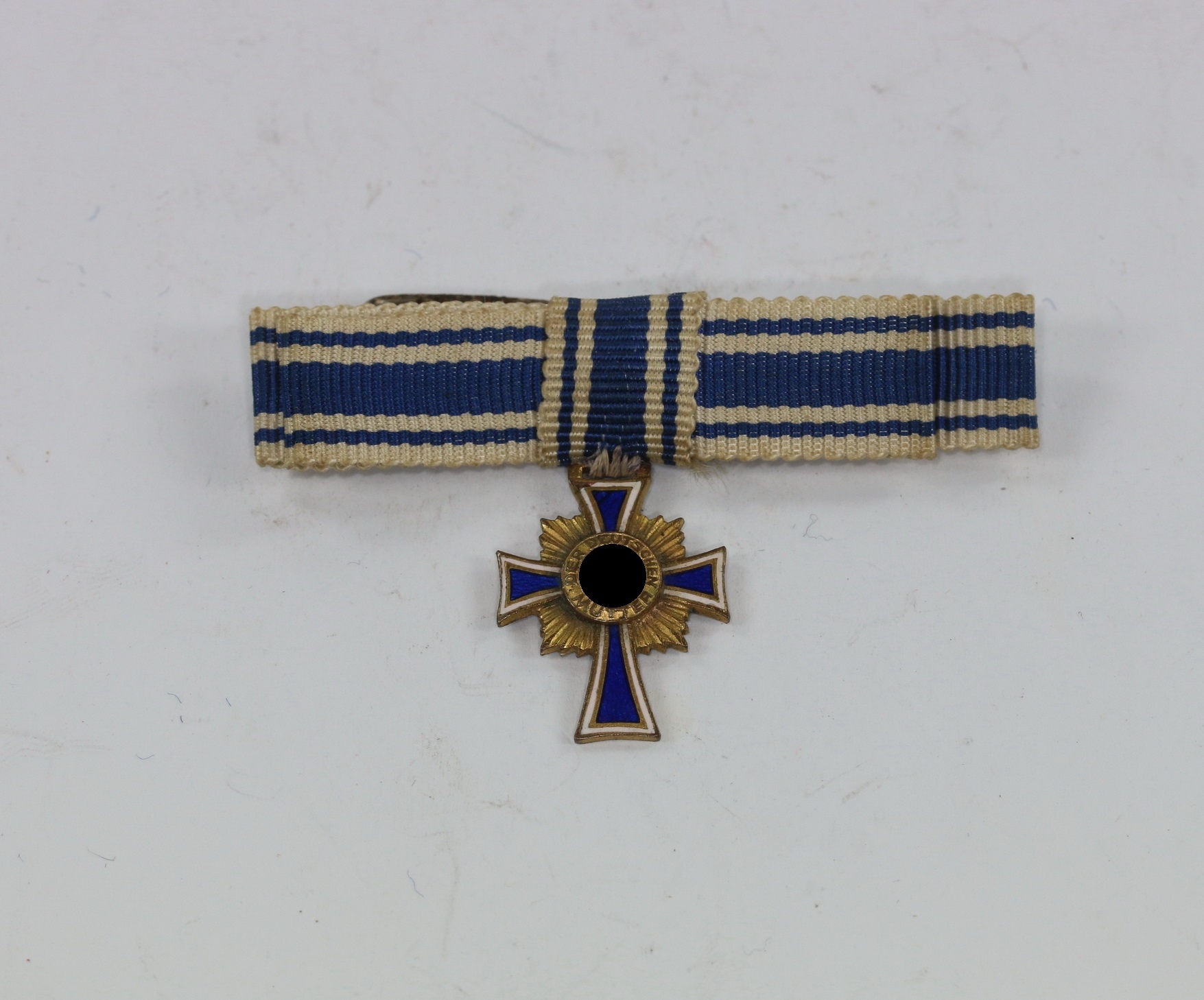 3 Miniatur Mutterkreuz in Gold an Schleife – Bild 1