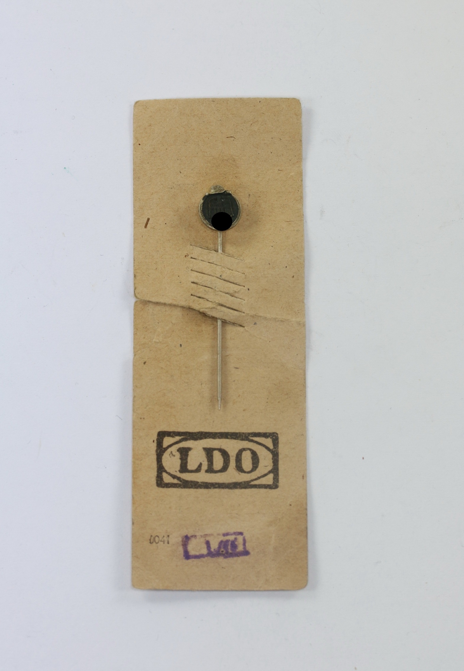 9_mm_miniatur_ostmedaille_hst 9mm Miniature Eastern Front Medal on LDO Sales Card. Maker L/16. – Bild 1