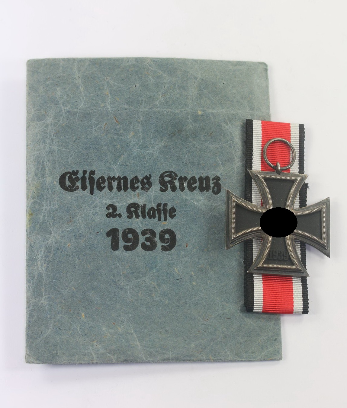Eisernes Kreuz 2. Klasse 1939, Variante mit der runden 3, in Verleihungstüte Deschler & Sohn München 9 (1) Eisernes Kreuz 2. Klasse 1939, Variante mit der runden "3", in Verleihungstüte Deschler & Sohn München 9 – Bild 1