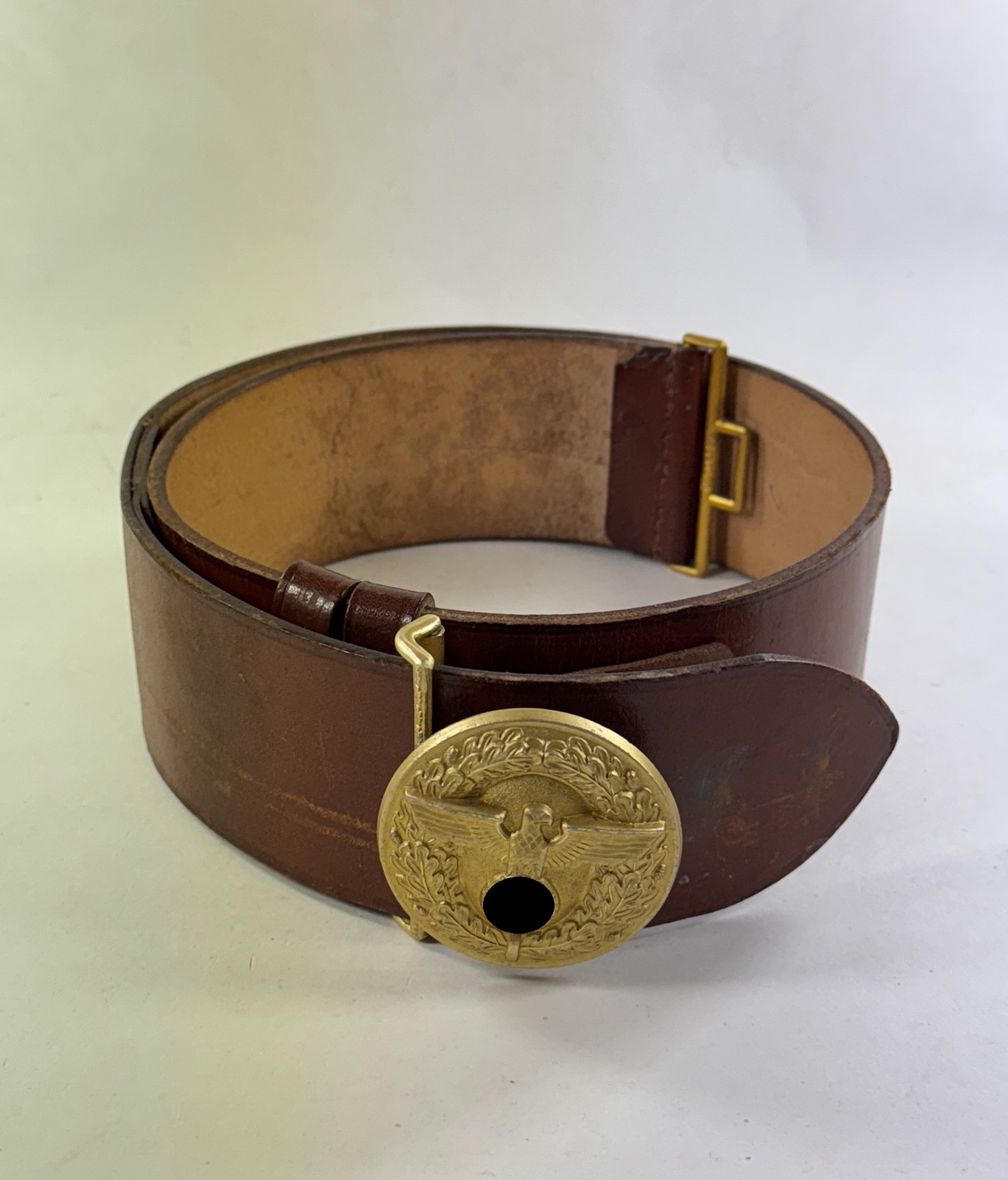 NSDAP Feldbinde für Politische Leiter, Hst. RZM M4 27, Riemen RZM L295440 (1) NSDAP Feldbinde für Politische Leiter, Hst. RZM M/4 27, Riemen RZM L2/954/40 – Bild 1