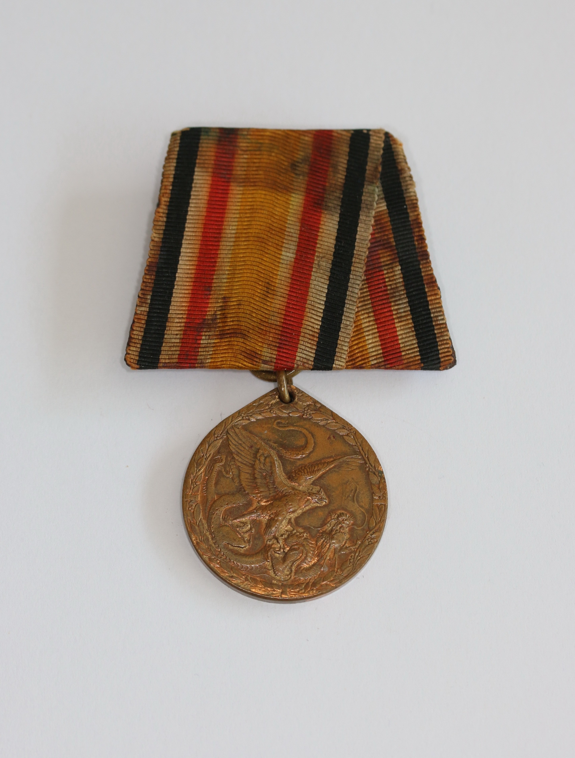  China Denkmünze für Kämpfer 1901, Den siegreichen Streitern 1900 China 1901, an Einzelspange – Bild 1