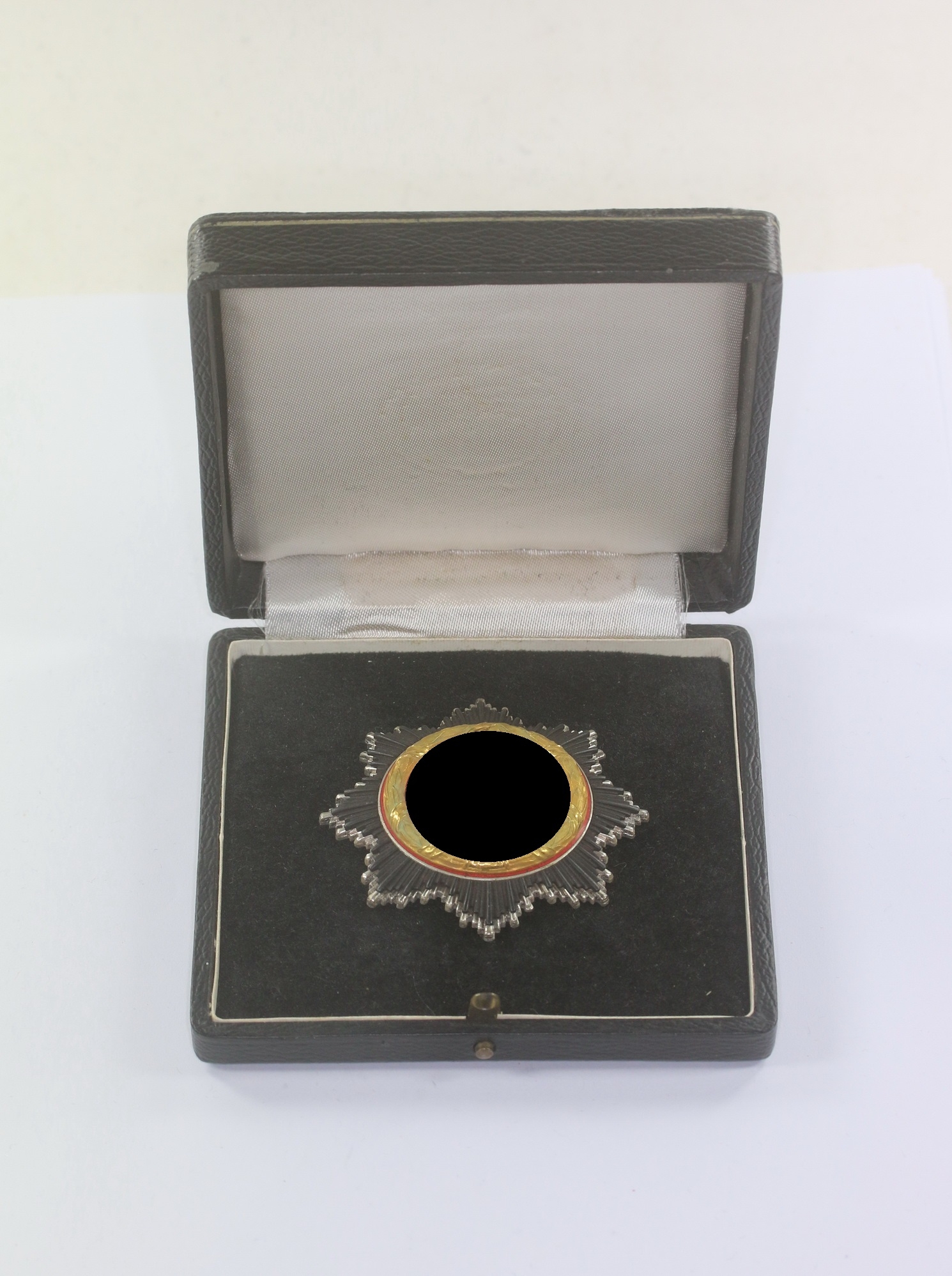 _deutsches_kreuz_in_gold_hst Cased German Cross in Gold. Maker 134 (Light). – Bild 1