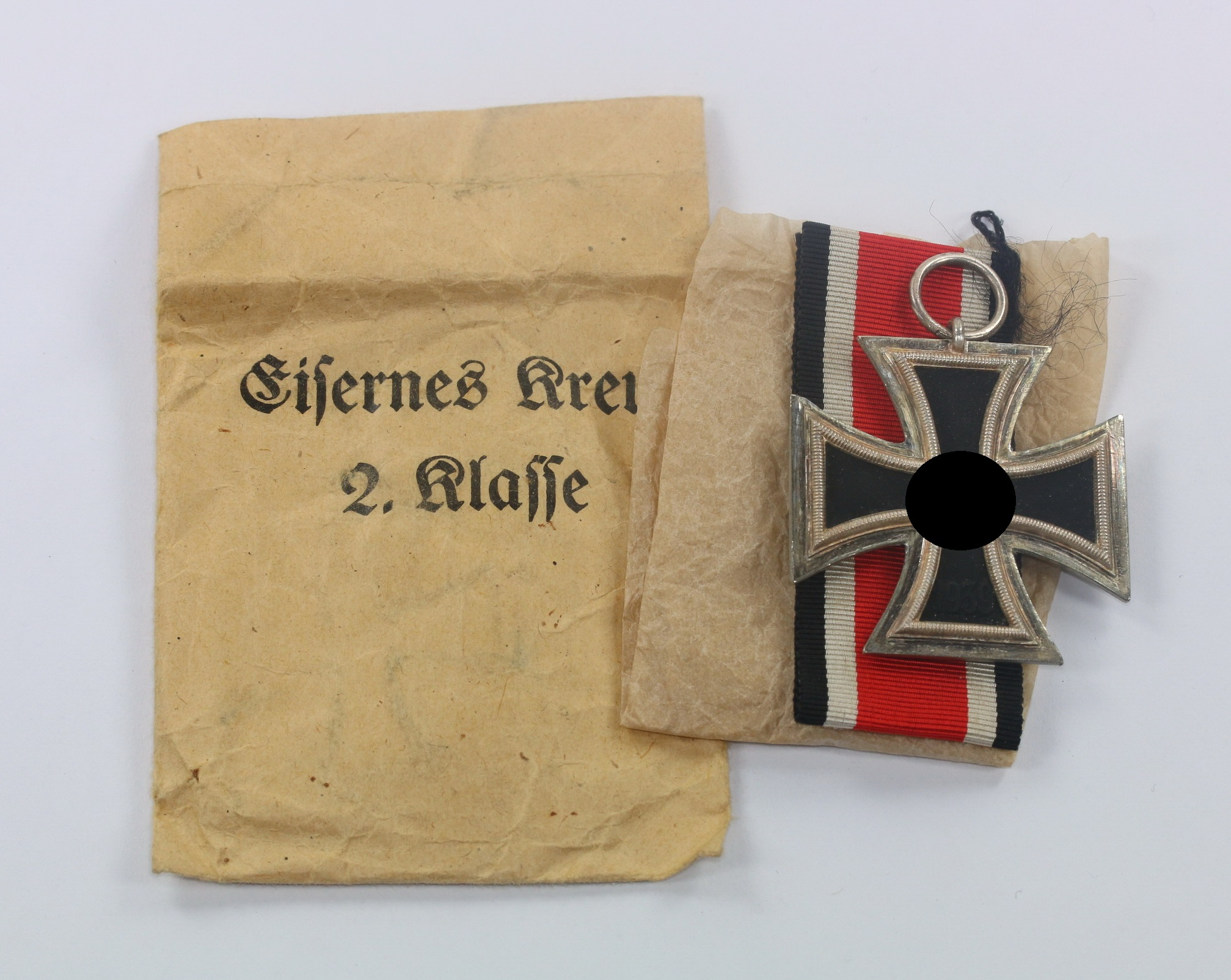_eisernes_kreuz_2 Iron Cross 2nd Class 1939 in Small White Envelope. Maker Arbeitsgemeinschaft der Hanauer Plakettenhersteller. – Bild 1