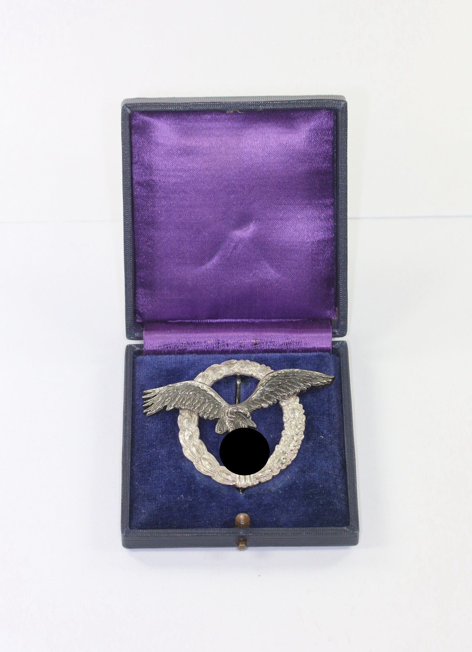 _flugzeugf_hrerabzeichen_der_luftwaffe_hst Flugzeugführerabzeichen der Luftwaffe, Hst. Juncker Berlin S.W. (J.1) ohne Ausschnitt (!), im Etui – Bild 1