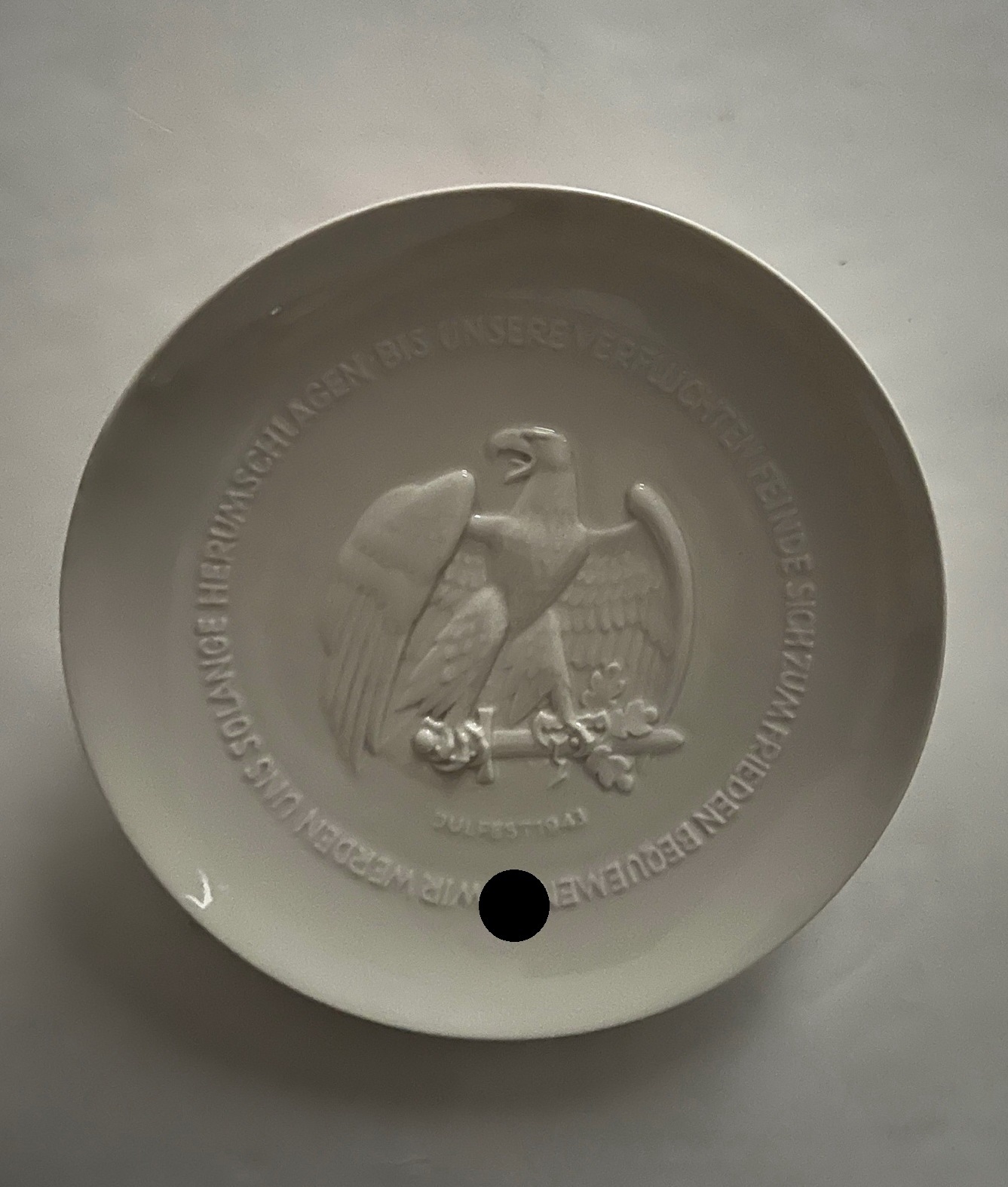 SS Porcelain Manufacturer Allach, Plate "Julfest 1943 Wir werden uns solange herumschlagen bis unsere verfluchten Feinde sich zum Frieden Bequemen" – Bild 1