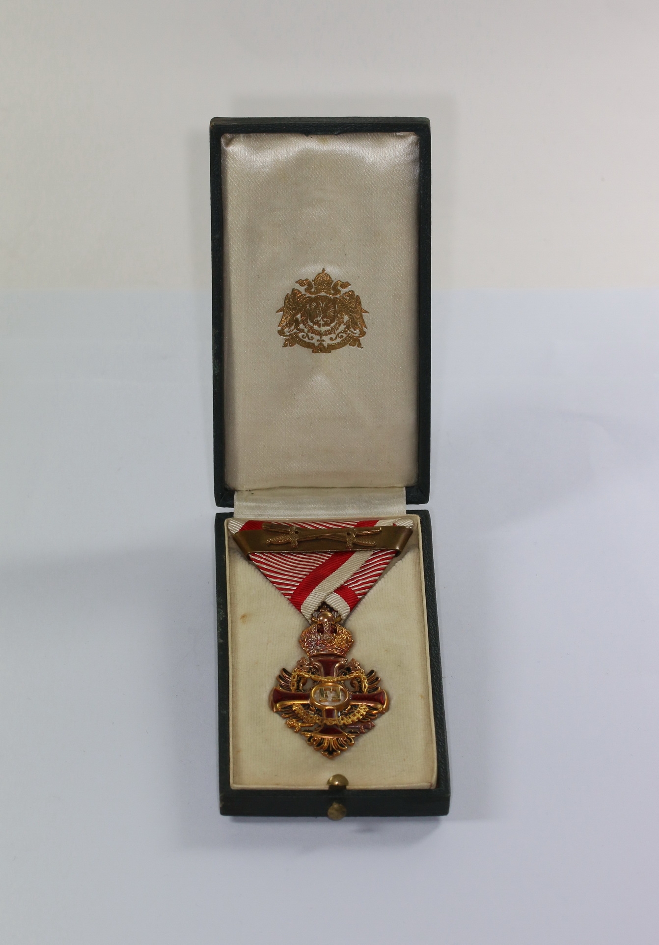 Cased Austrian (K.u.K.), Franz-Joseph Order, Gold Knights Cross. MakerV. Mayers Söhne. – Bild 1