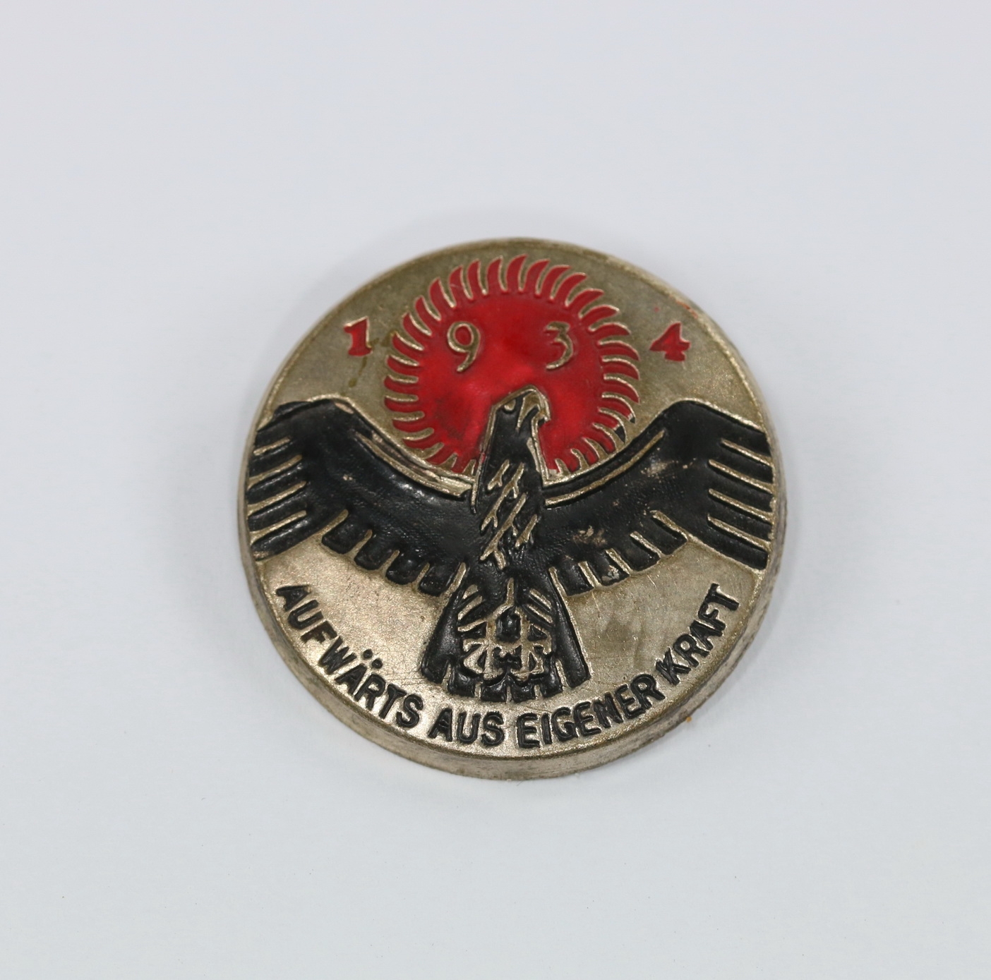 abzeichen_aufw_rts_aus_eigener_kraft_1934_1_ Day Badge, "Aufwärts aus eigener Kraft 1934" – Bild 1