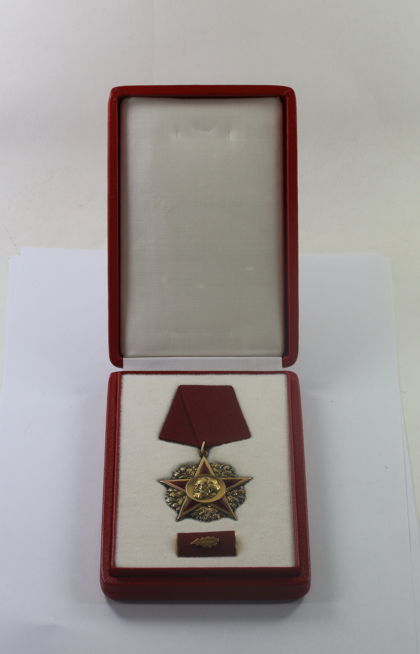 ankauf_und_verkauf_ddr_karl_marx_orden_gold_333_im_etui_1__4nd DDR, Karl Marx Orden, Gold 333, im Etui – Bild 1