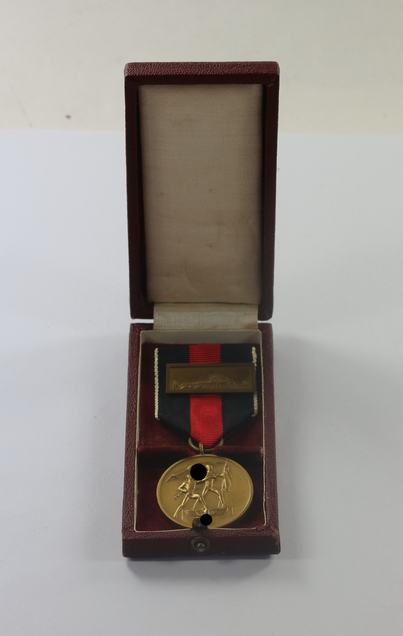 Cased Annexation of Czechoslovakia Medal (1. Oktober 1938) with Prague Castle Clasp.  – Bild 1