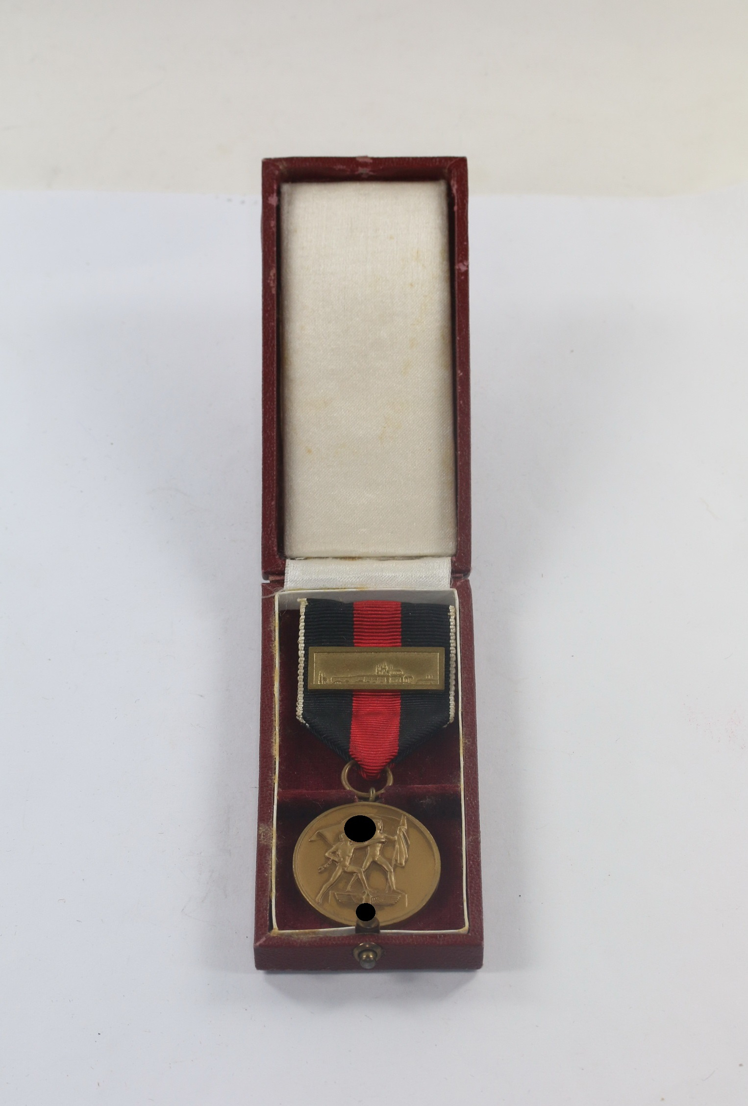 Cased Annexation of Czechoslavakia Medal with Prague Castle Bar. – Bild 1