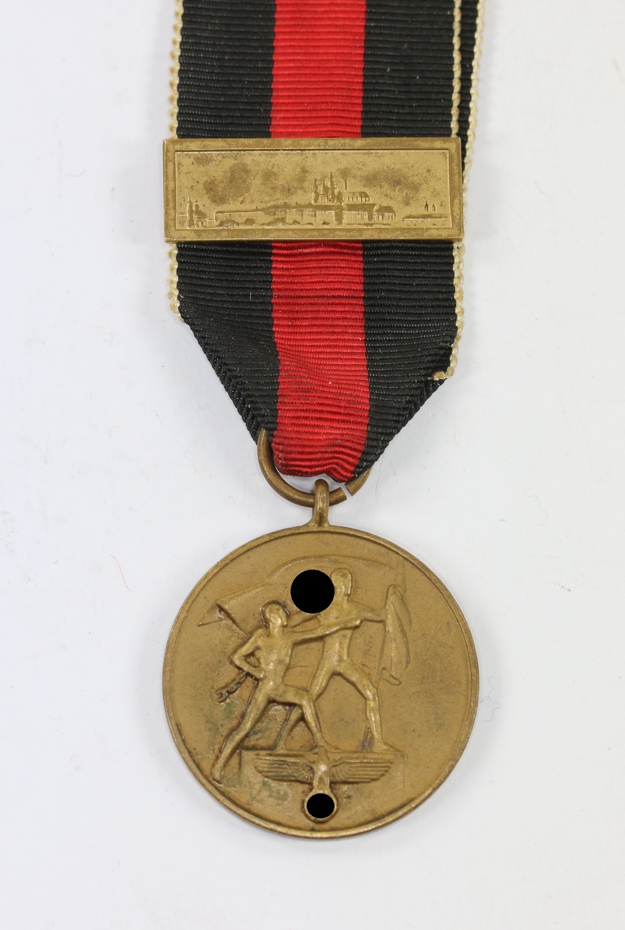 anschlu_medaille_sudetenland_mit_spange_pragerburg_1__1 Anschlußmedaille Sudetenland (1. Oktober 1938), mit Spange Pragerburg – Bild 1