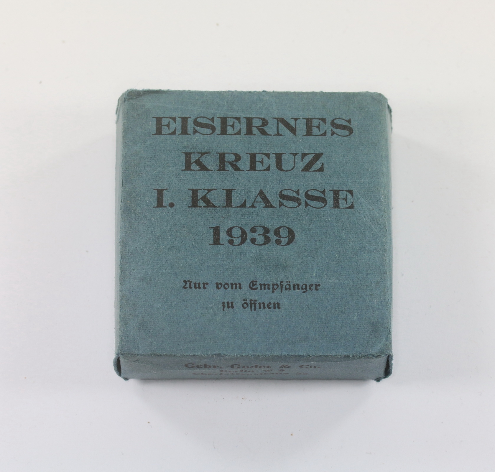 Blauer (!) Umkarton Eisernes Kreuz 1. Klasse 1939, Gebr. Godet & Co. Berlin  (!) – Bild 1