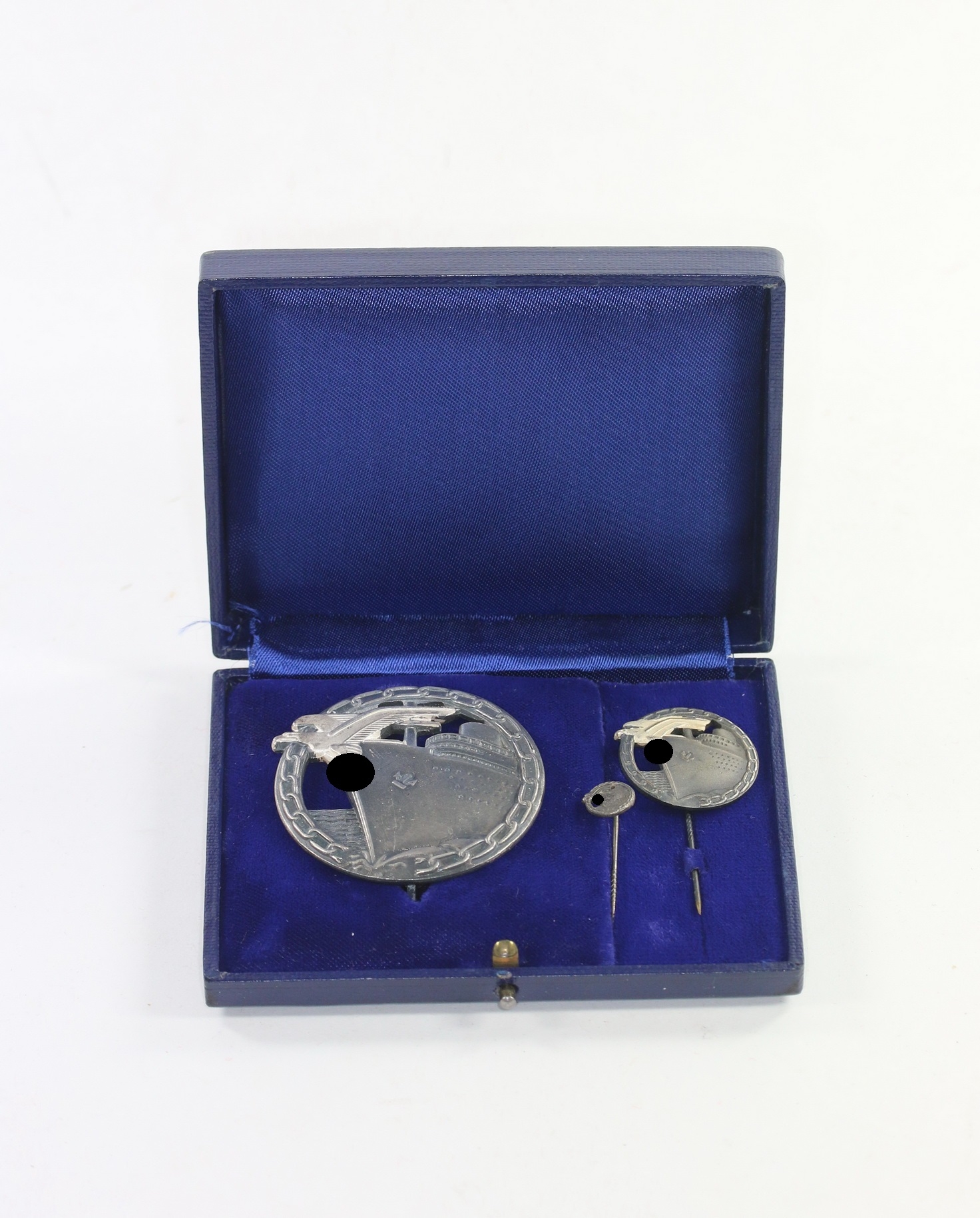 blockadebrecher_kriegsabzeichen_hst Blockadebrecher Kriegsabzeichen, Hst. Schwerin, mit 24 mm, Hst. Schwerin und 9 mm Miniatur, im Doppeletui – Bild 1