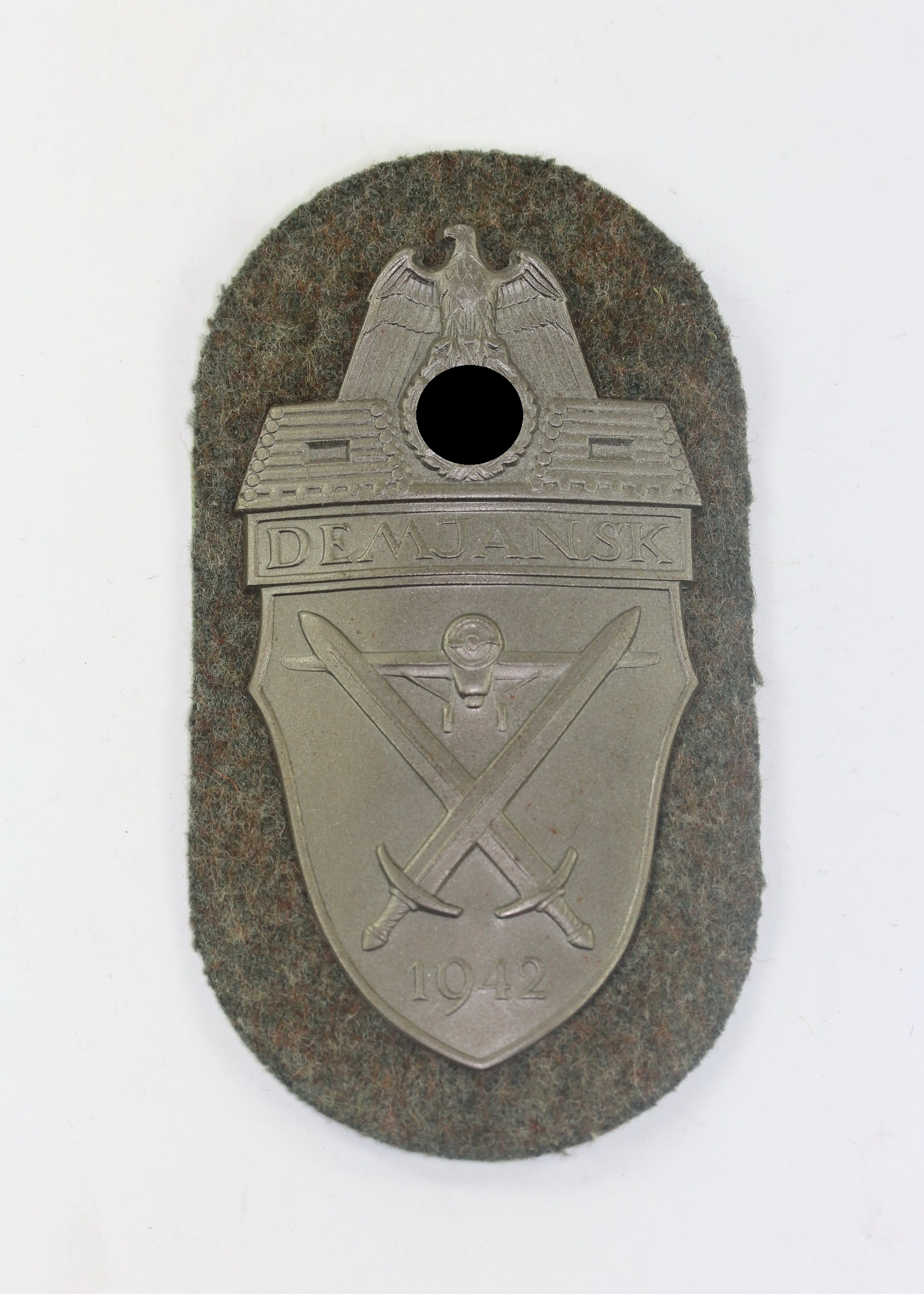 demjanskschild_auf_heeresstoff_typ_4 Demjansk Shield on Army Cloth. Type 4.5 (Iron) – Bild 1
