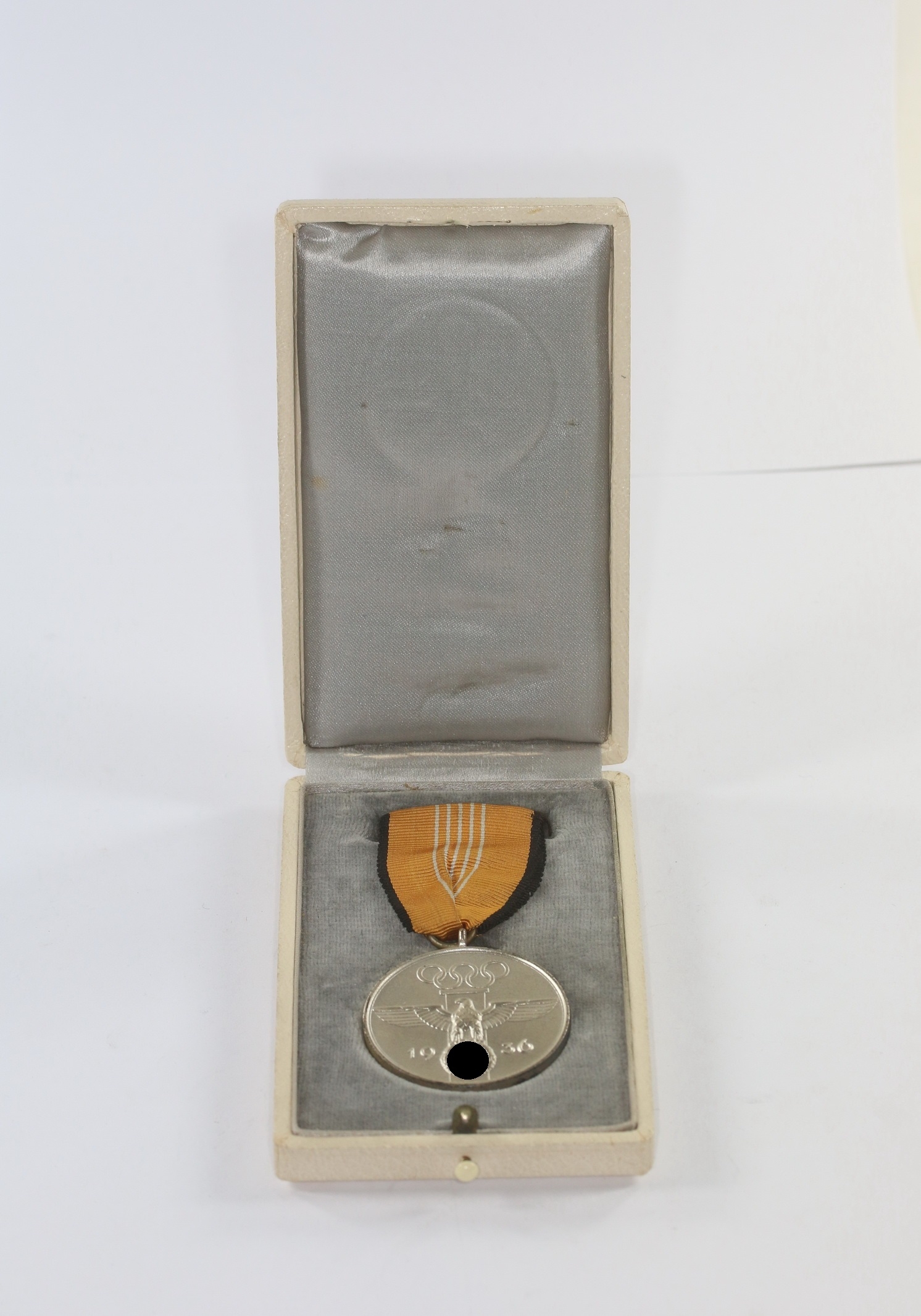 deutsche_olympia_erinnerungsmedaille_1936_im_etui_1__1 Deutsche Olympia Erinnerungsmedaille 1936, im Etui – Bild 1