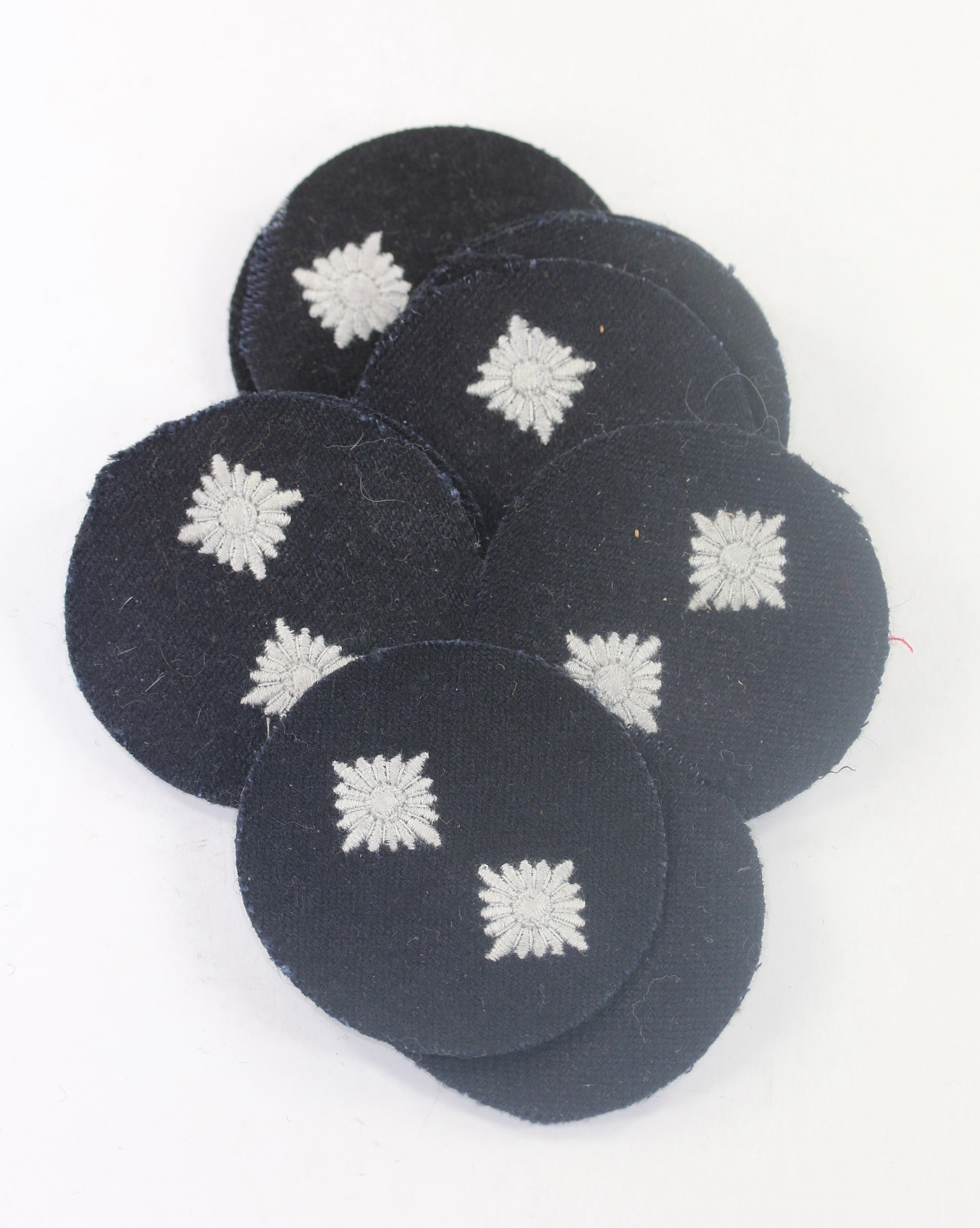 deutsches_jungvolk_dj_rmelabzeichen_jungenschaftsf_hrer_mit_rzm_etikette_1_ Deutsches Jungvolk (DJ), Ärmelabzeichen Jungenschaftsführer, mit RZM Etikette, Hortfund (!) – Bild 1