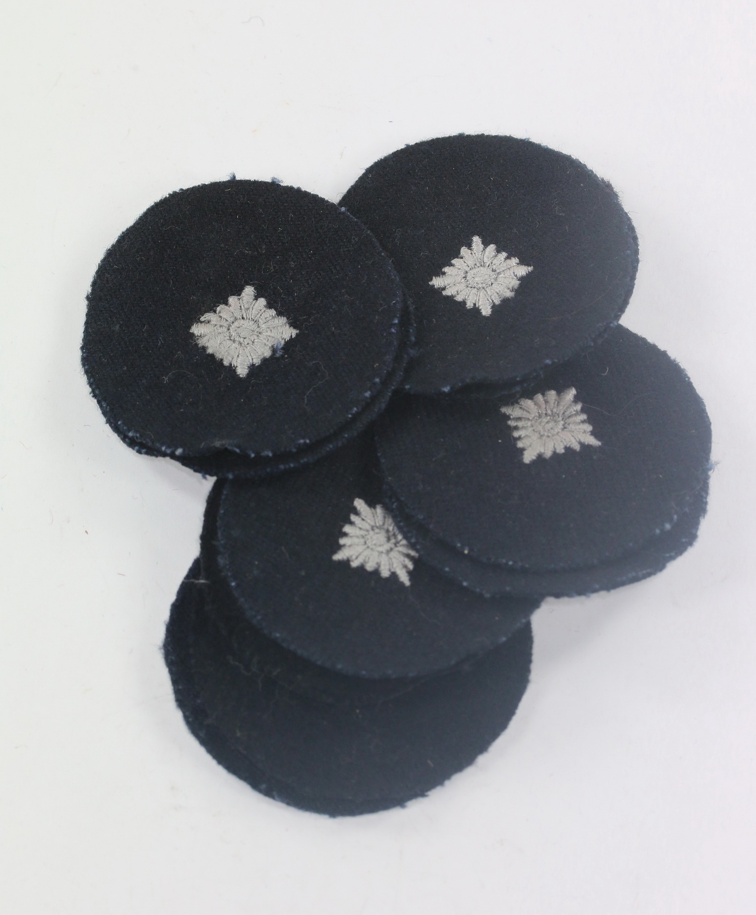 deutsches_jungvolk_dj_rmelabzeichen_jungzugf_hrer_mit_rzm_etikette_1_ Deutsches Jungvolk (DJ), Ärmelabzeichen Jungzugführer, mit RZM Etikette, Hortfund (!) – Bild 1