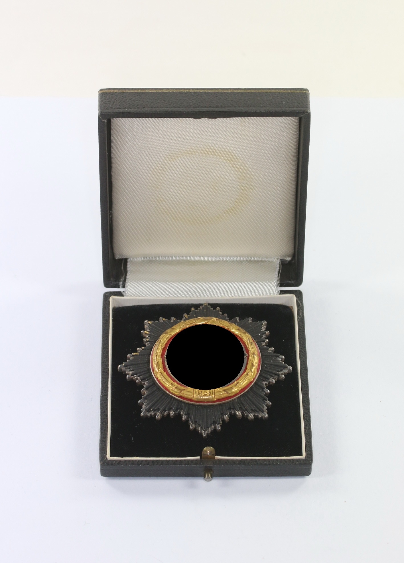 deutsches_kreuz_in_gold_deschler_schwer_kurze_nadel_6_nieten_im_kleinen_etui_3__1 Deutsches Kreuz in Gold, Deschler (schwer) kurze Nadel, 6 Nieten, im kleinen Etui – Bild 1