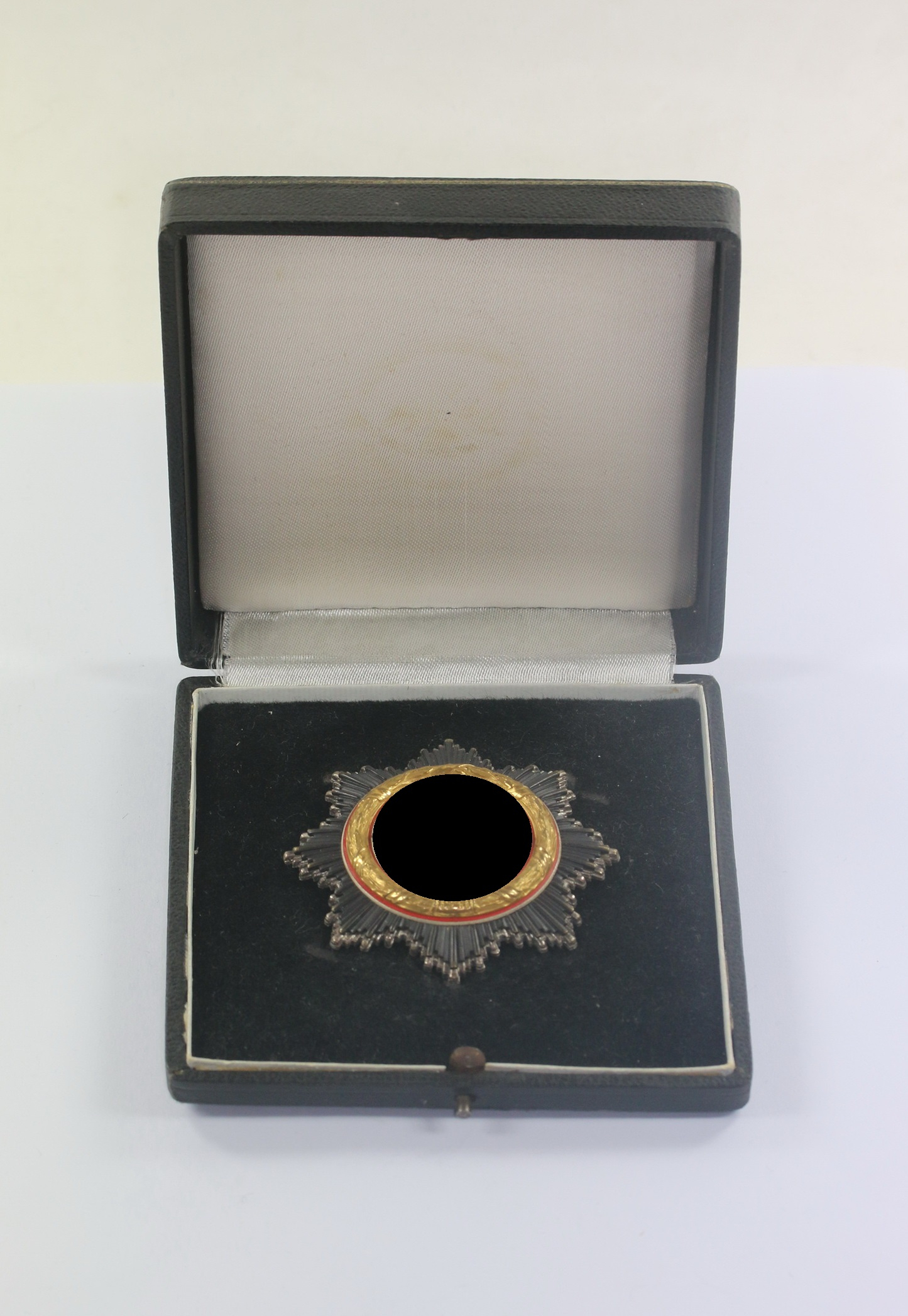 Cased German Cross in Gold. Maker 20 (Light). – Bild 1