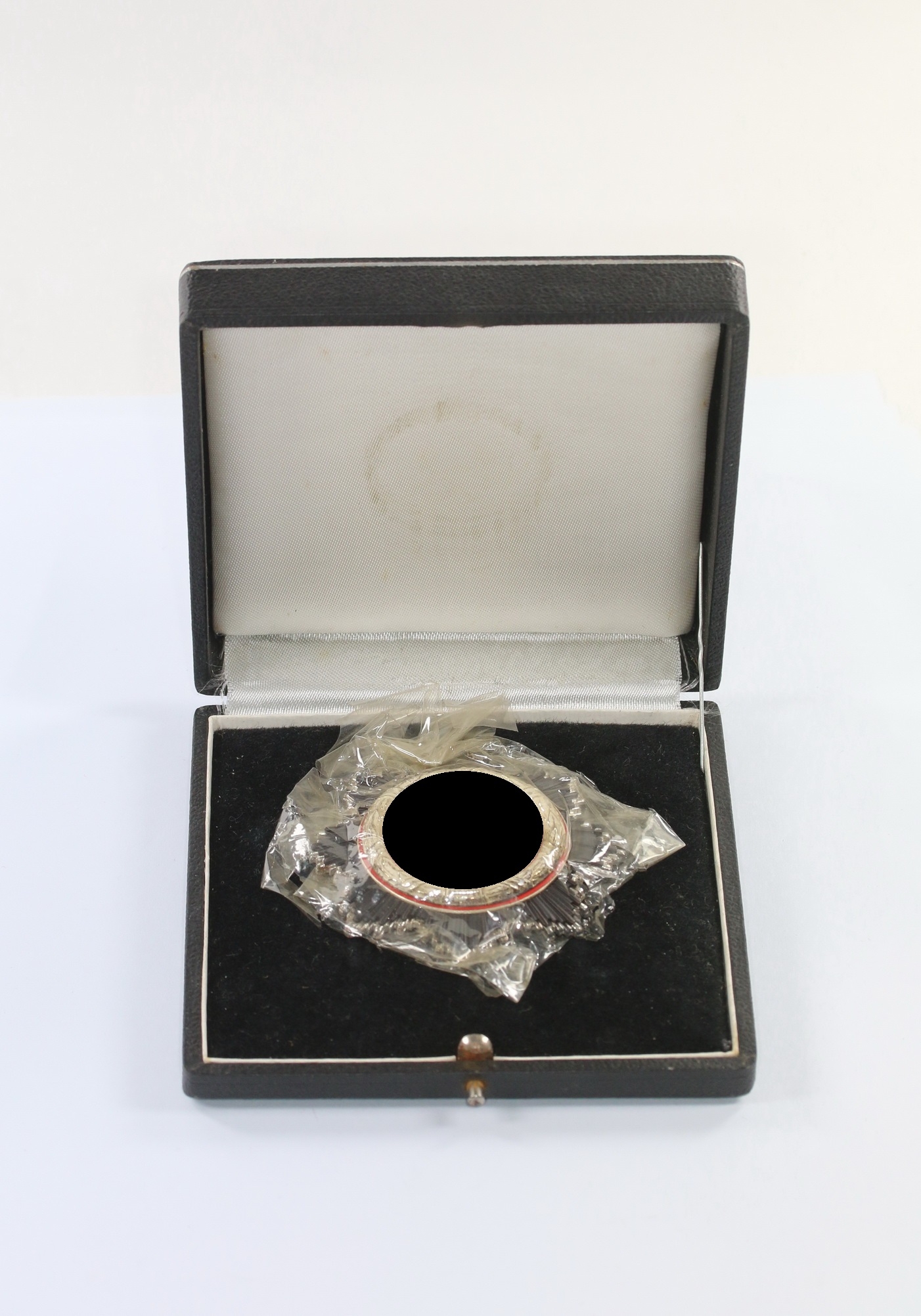 deutsches_kreuz_in_silber_hersteller_20_zimmermann_leicht_in_cellophan_im_etui_1__1 Cased German Cross in Silver in Cellophane Envelope. Maker 20. – Bild 1