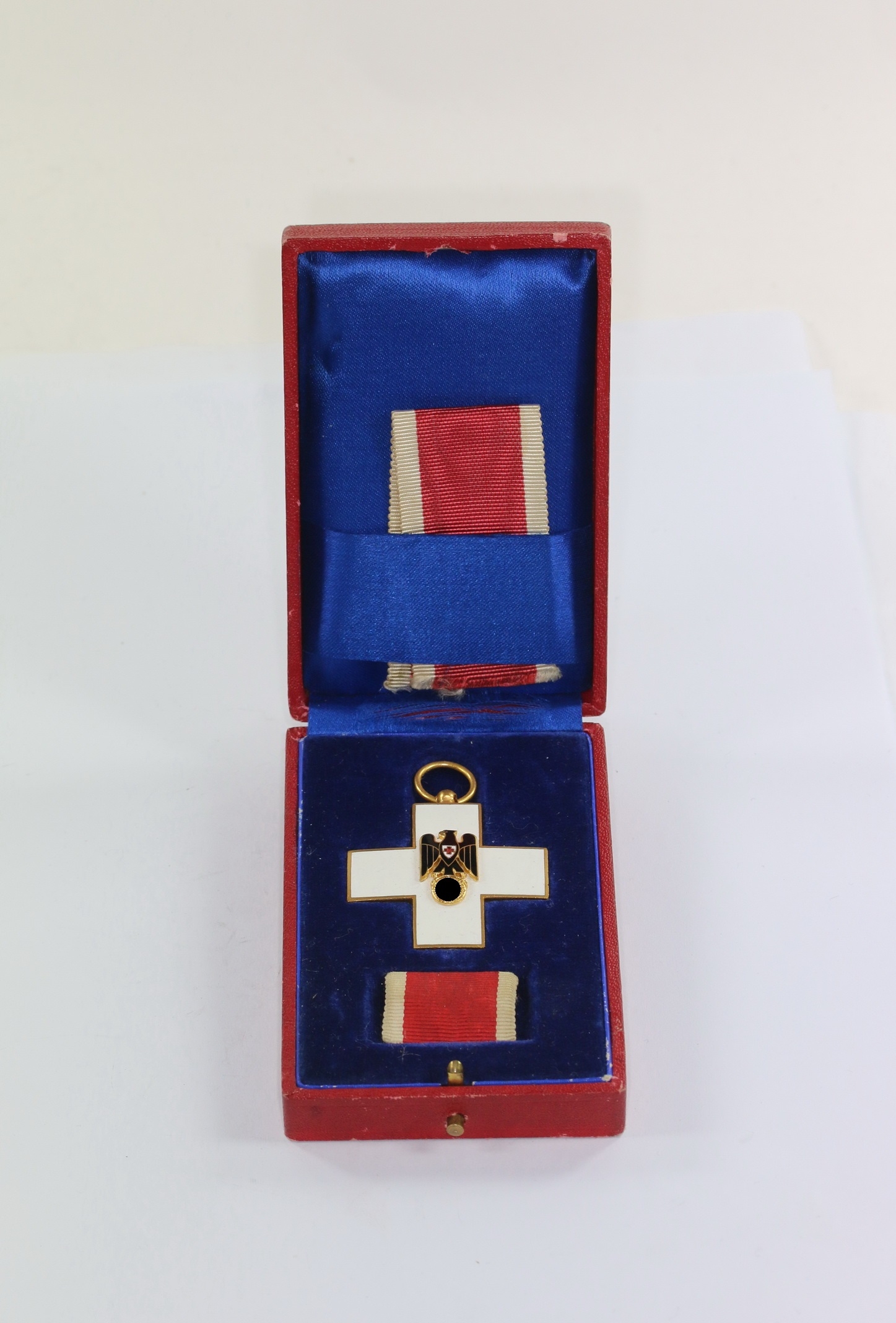 Cased German Red Cross Medal 1937 - 1939. – Bild 1