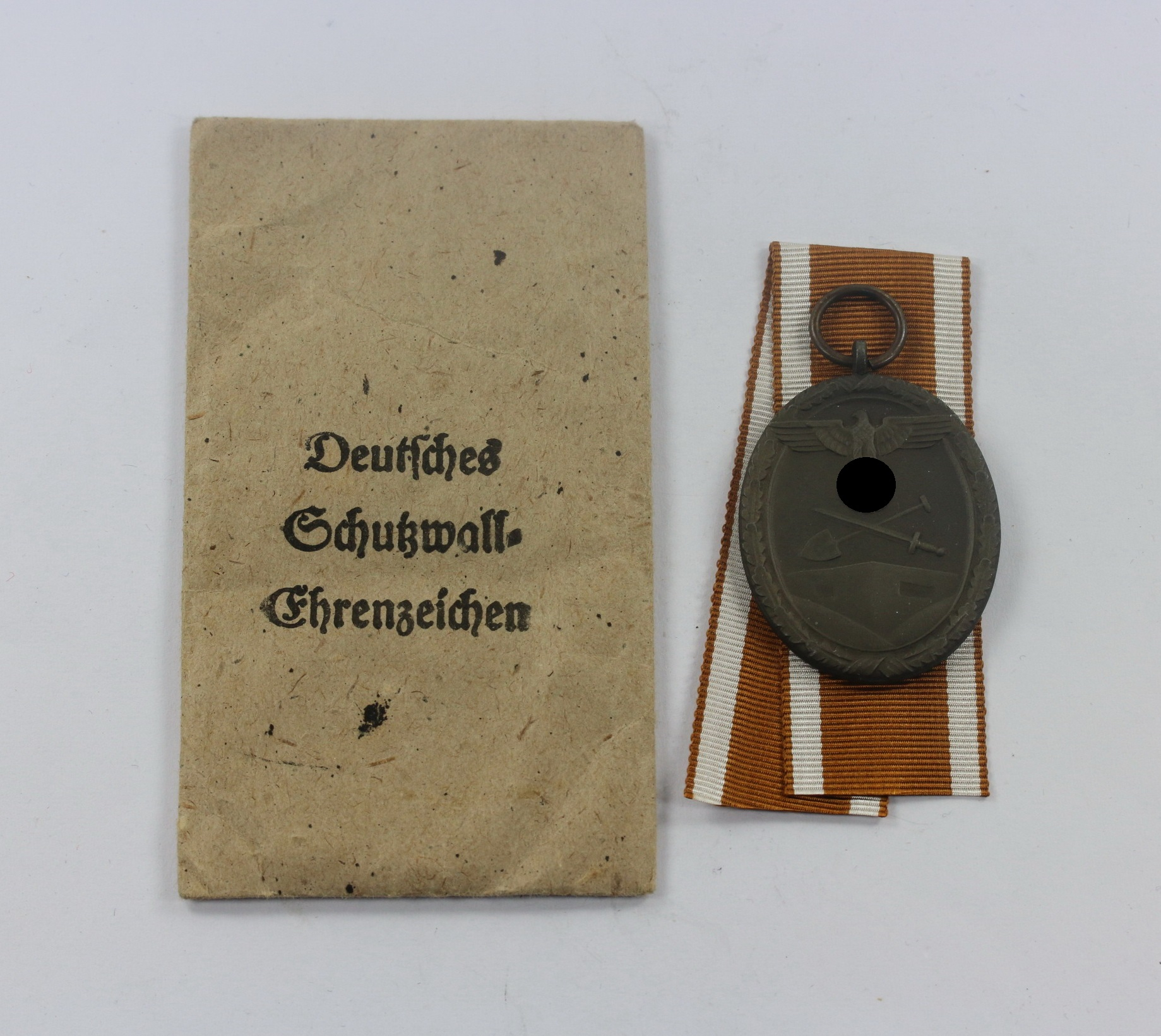 West Wall Medal in Envelope, Carl Poellath Schrobenhausen. – Bild 1
