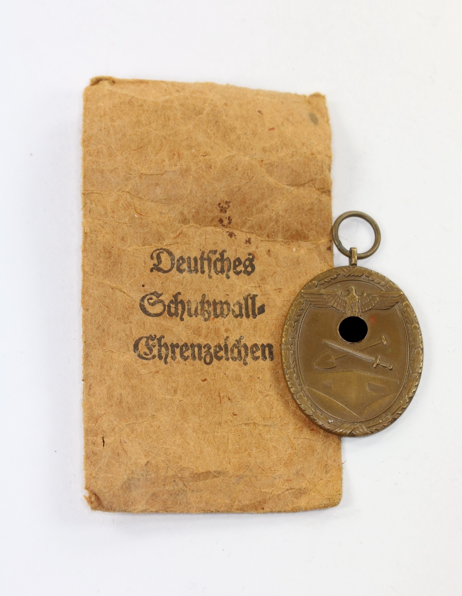  Deutsches Schutzwall-Ehrenzeichen, in Verleihungstüte Moritz Hasch A.G., Pforzheim – Bild 1