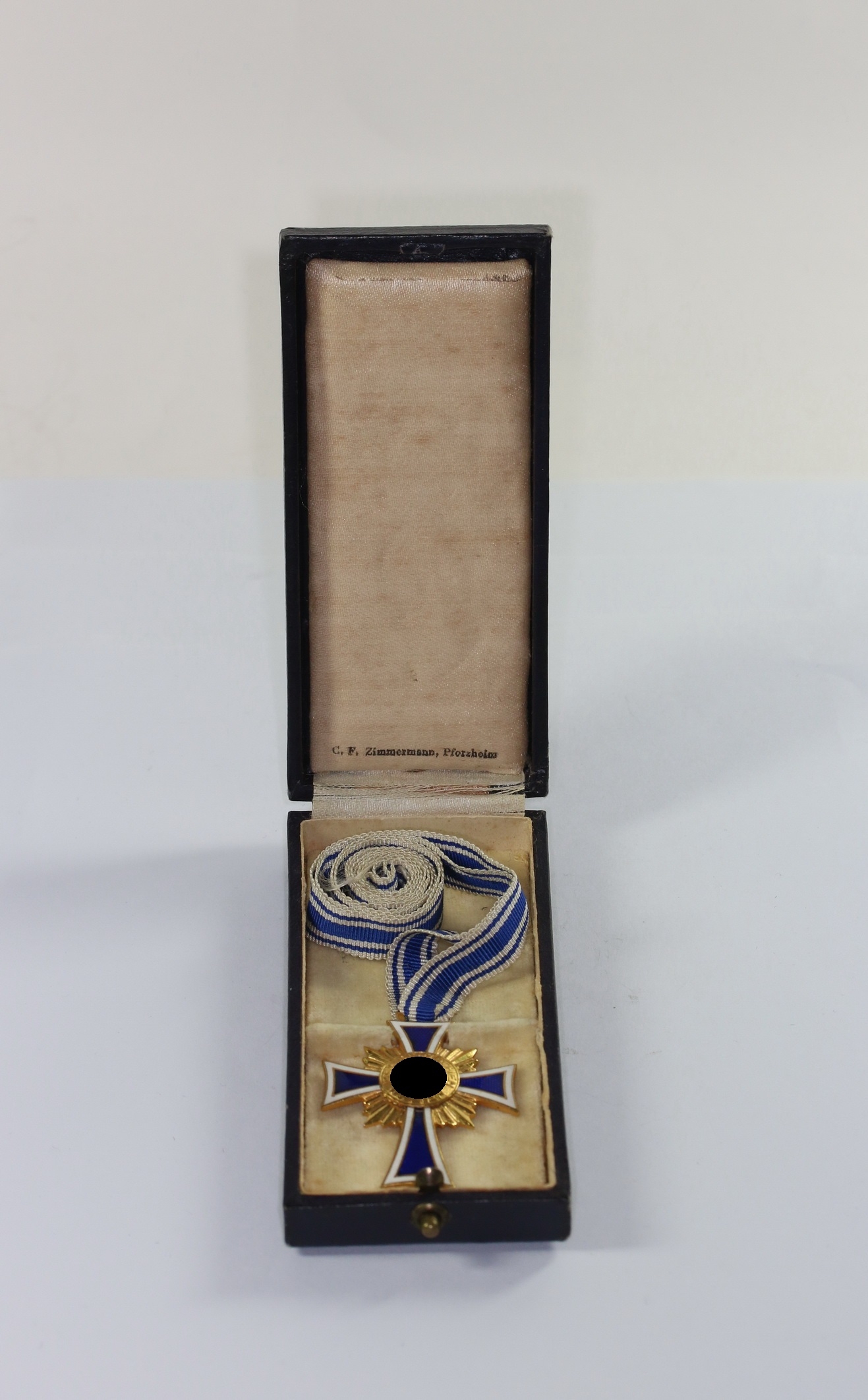 ehrenkreuz_der_mutter_in_gold_im_etui_c Cased Gold Mother Cross. Maker C.F. Zimmermann. – Bild 1