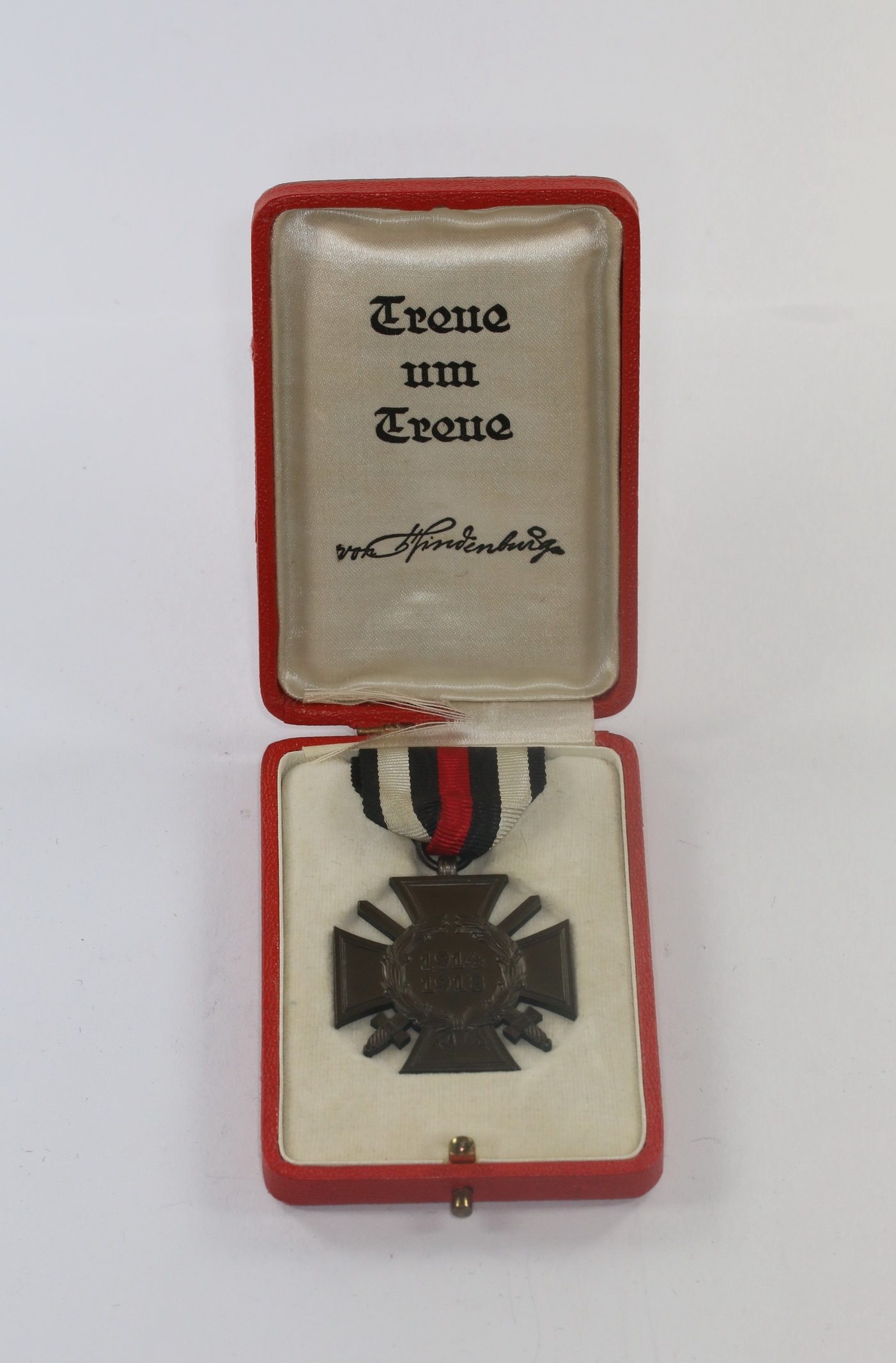 ehrenkreuz_f_r_frontk_mpfer_im_roten_etui__treue_um_treue_von_hindenburg_1__1 Ehrenkreuz für Frontkämpfer, im roten Etui - Treue um Treue von Hindenburg – Bild 1