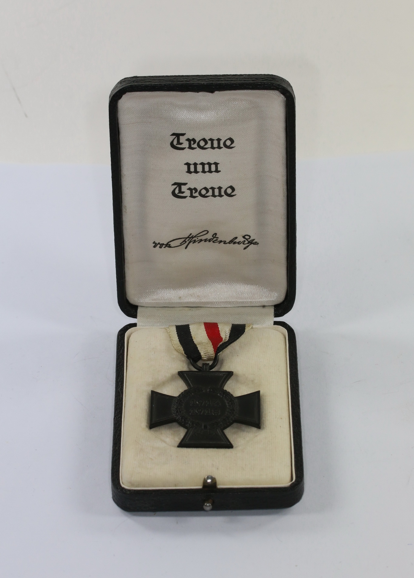 Cased Hindenburg Cross for Widows and Orphans,"Treue um Treue". – Bild 1
