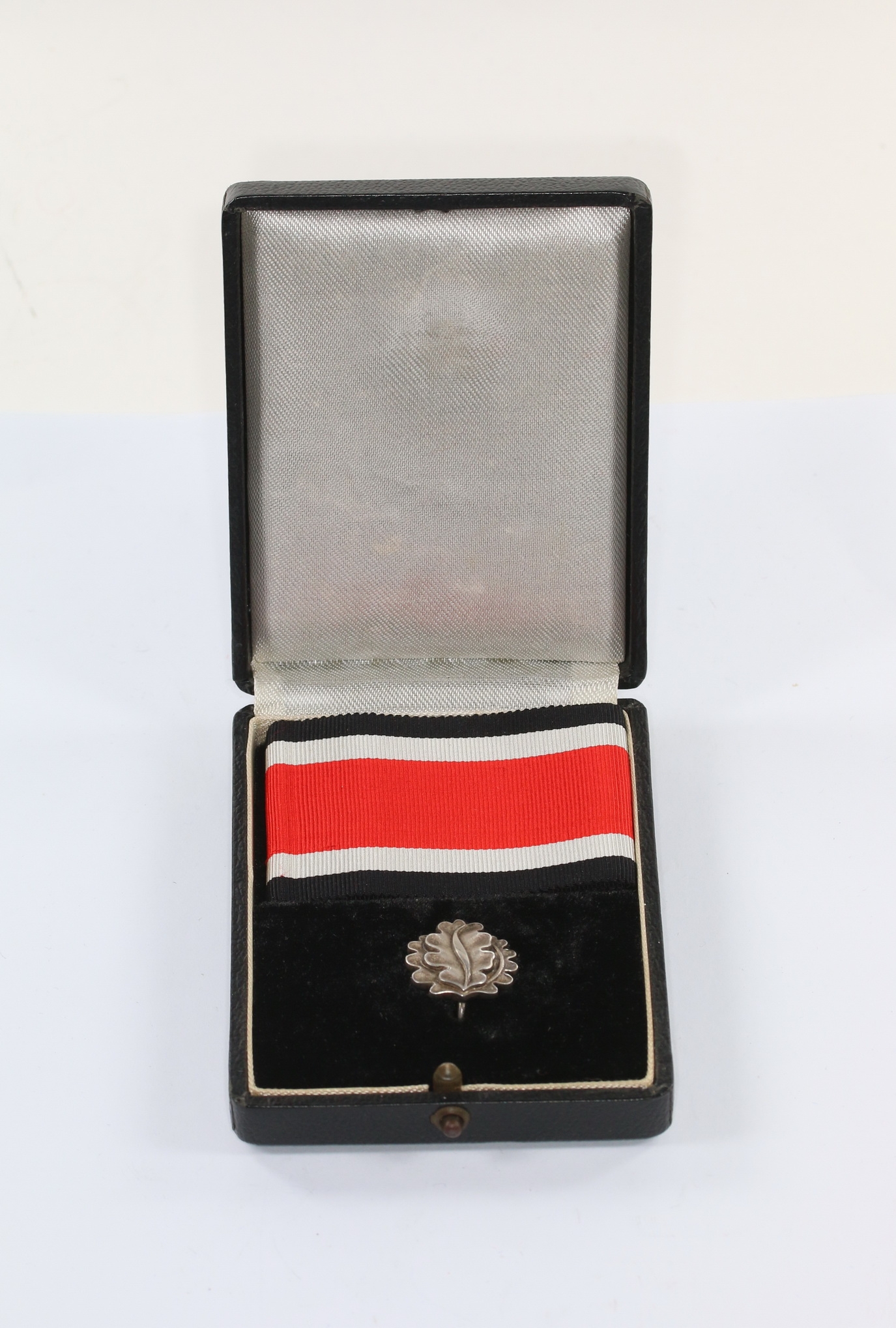 eichenlaub_zum_ritterkreuz_des_eisernen_kreuzes_hersteller_21_godet_900_im_etui_1_ Cased Oak Leaves to the Knights Cross of the Iron Cross 1939. Maker 21. – Bild 1