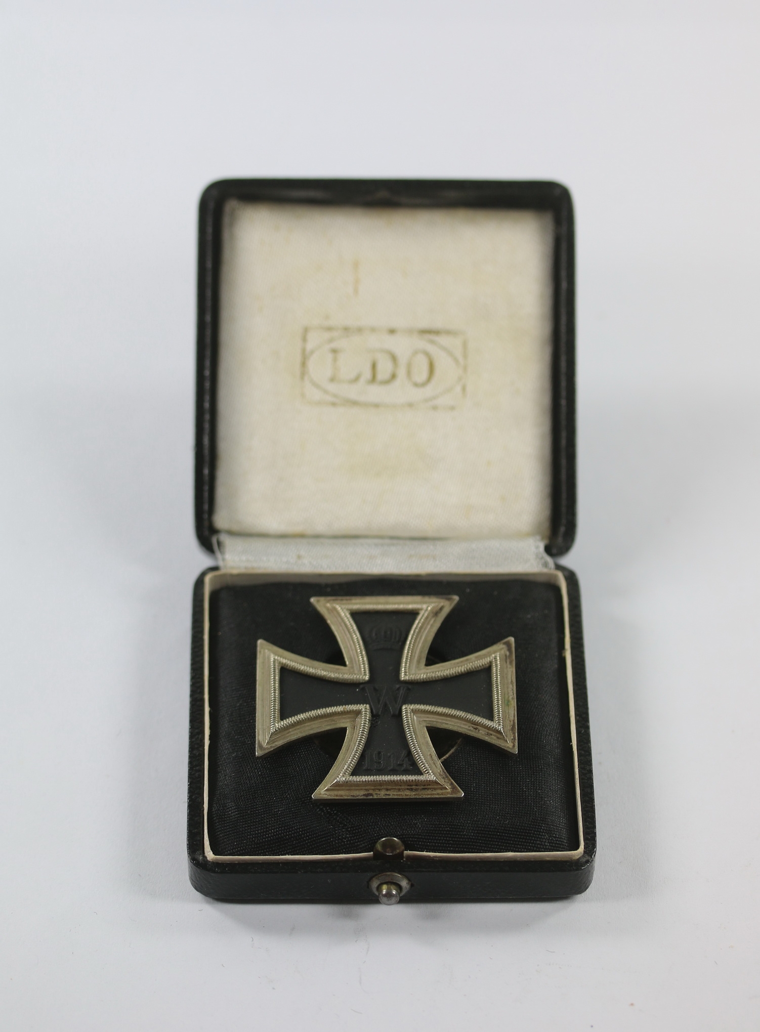 LDO Cased Iron Cross 1st Class 1914 on Screwback in the Shape from 1939.  – Bild 1