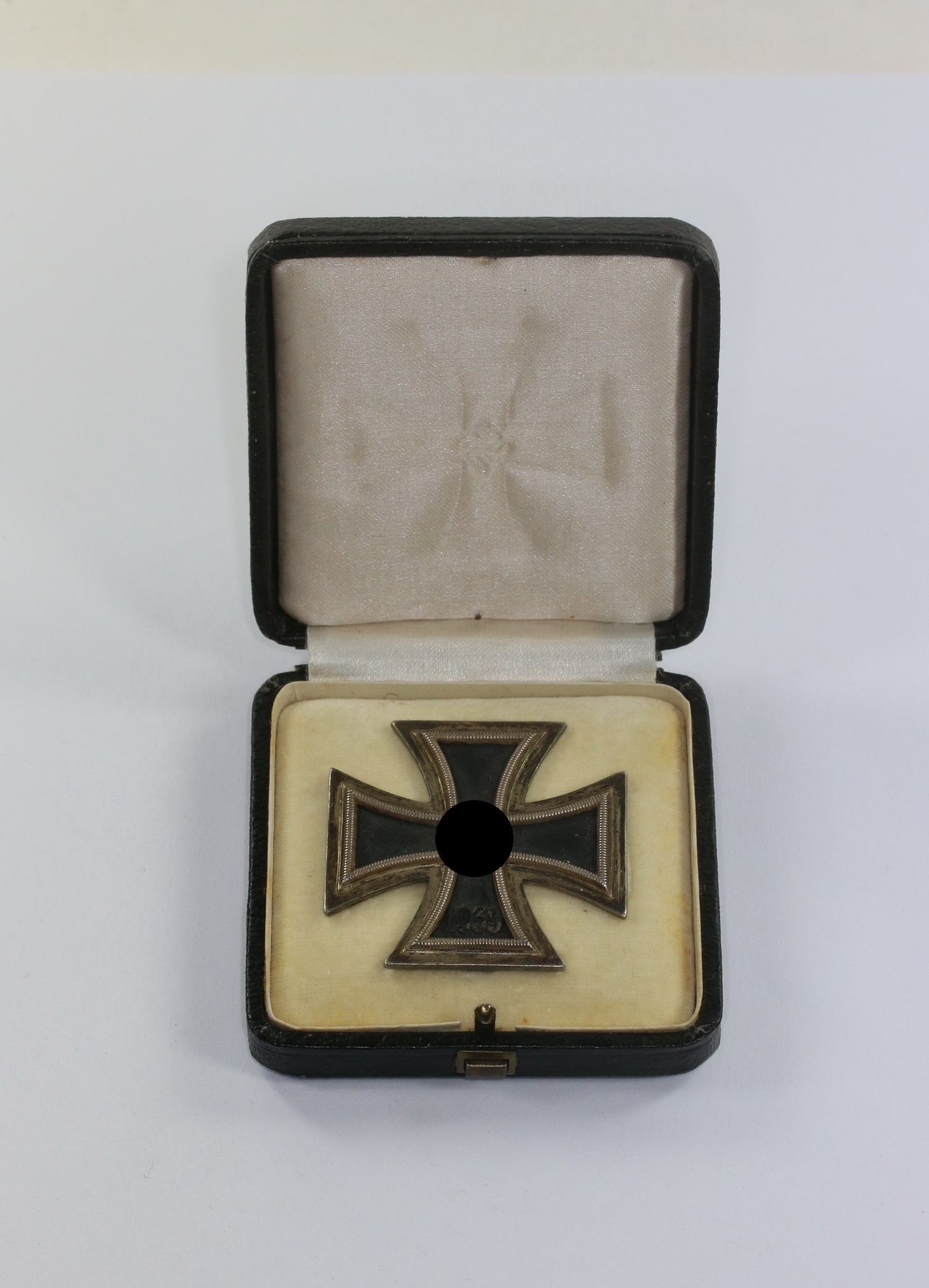Cased Iron Cross 1st Class 1939. Type Arbeitsgemeinschaft der Hanauer Plakettenhersteller (24). – Bild 1
