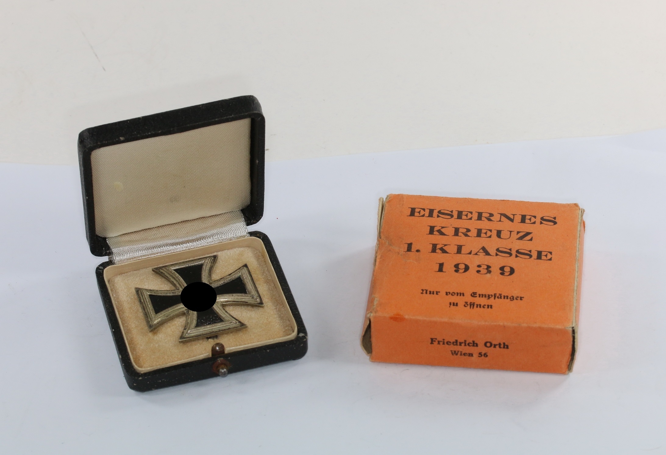 Eisernes Kreuz 1. Klasse 1939, Hst. 15, im Etui mit Umkarton – Bild 1