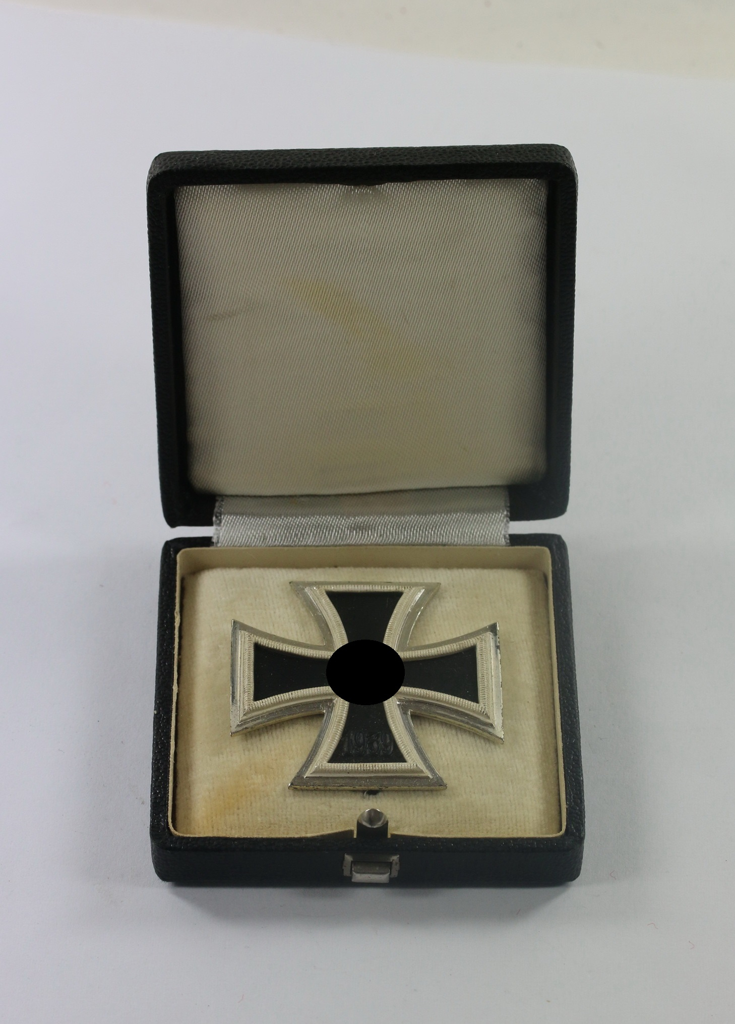 Cased Iron Cross 1st Class 1939. Maker 26 (B.H. Mayer, Pforzheim), im Etui – Bild 1