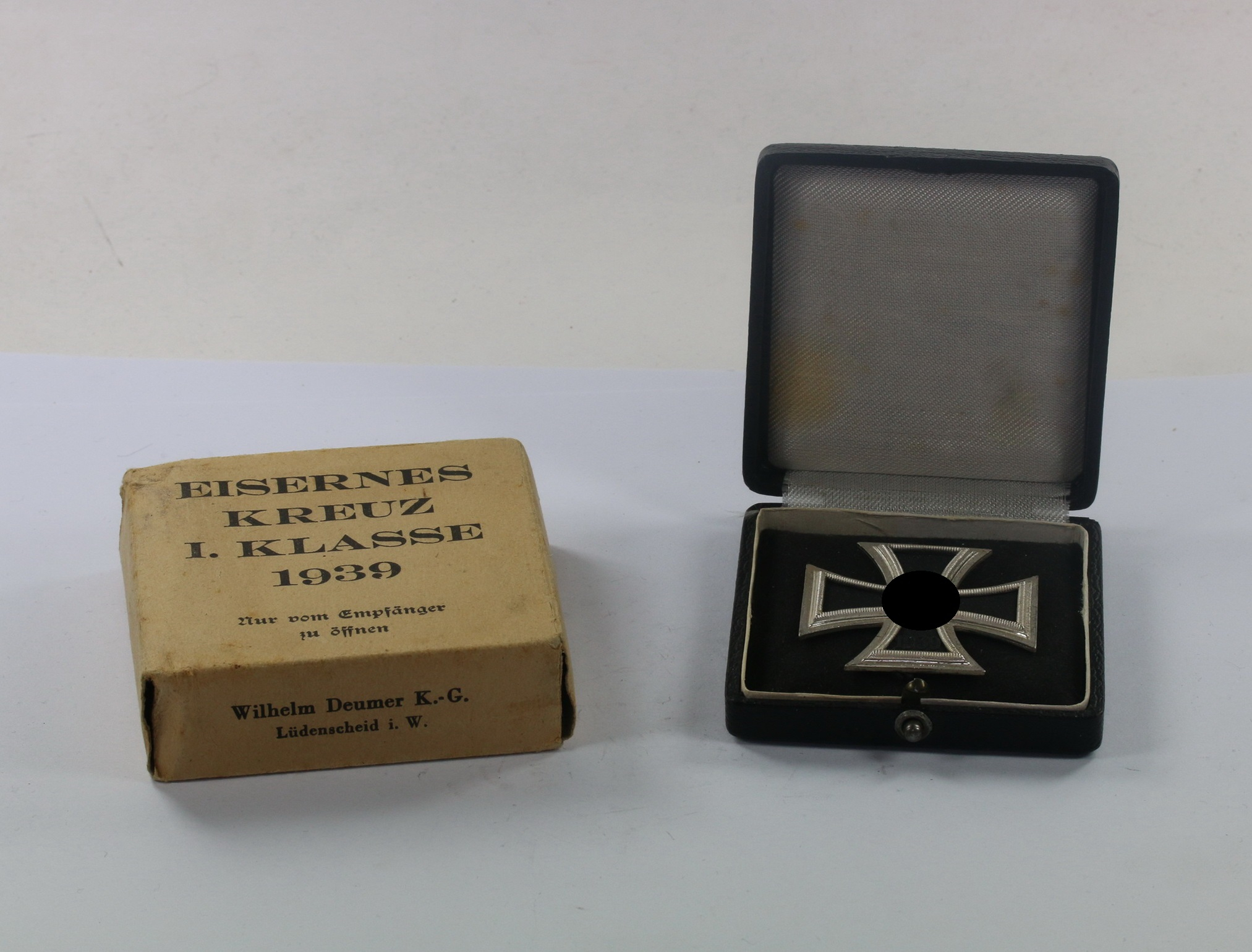 eisernes_kreuz_1 Eisernes Kreuz 1. Klasse 1939, Hst. 3, im Etui mit schwarzen Inlet, im Umkarton Wilhelm Deumer Kom.-Ges. Lüdenscheid – Bild 1