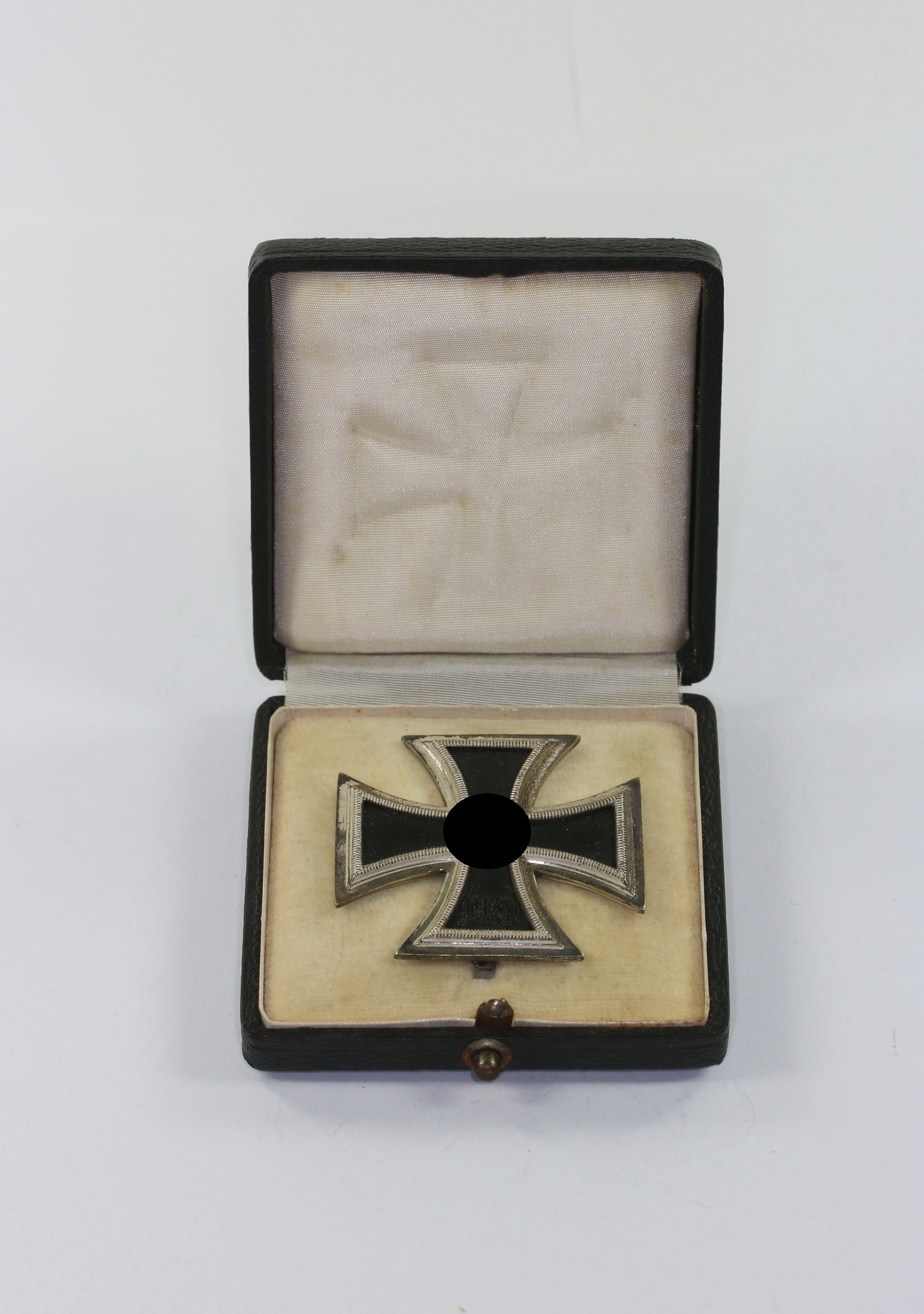 Cased Iron Cross 1st Class 1939. Maker 4 und L/16. – Bild 1